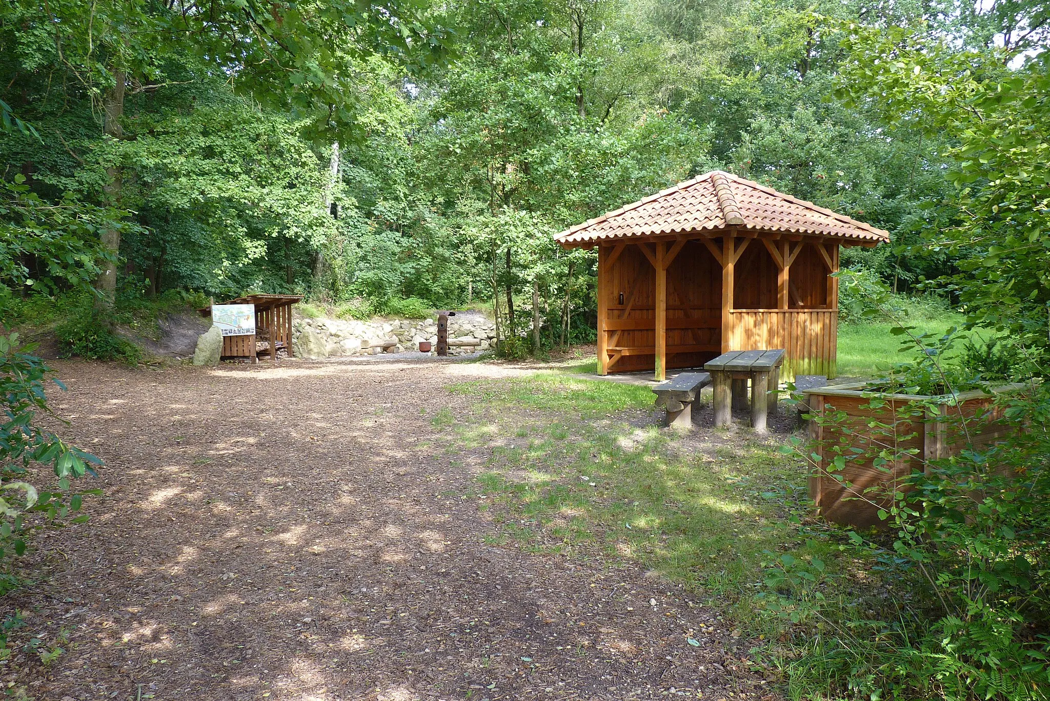 Photo showing: Grillplatz im Park Allerhop bei Mengebostel (Bad Fallingbostel, Heidekreis).