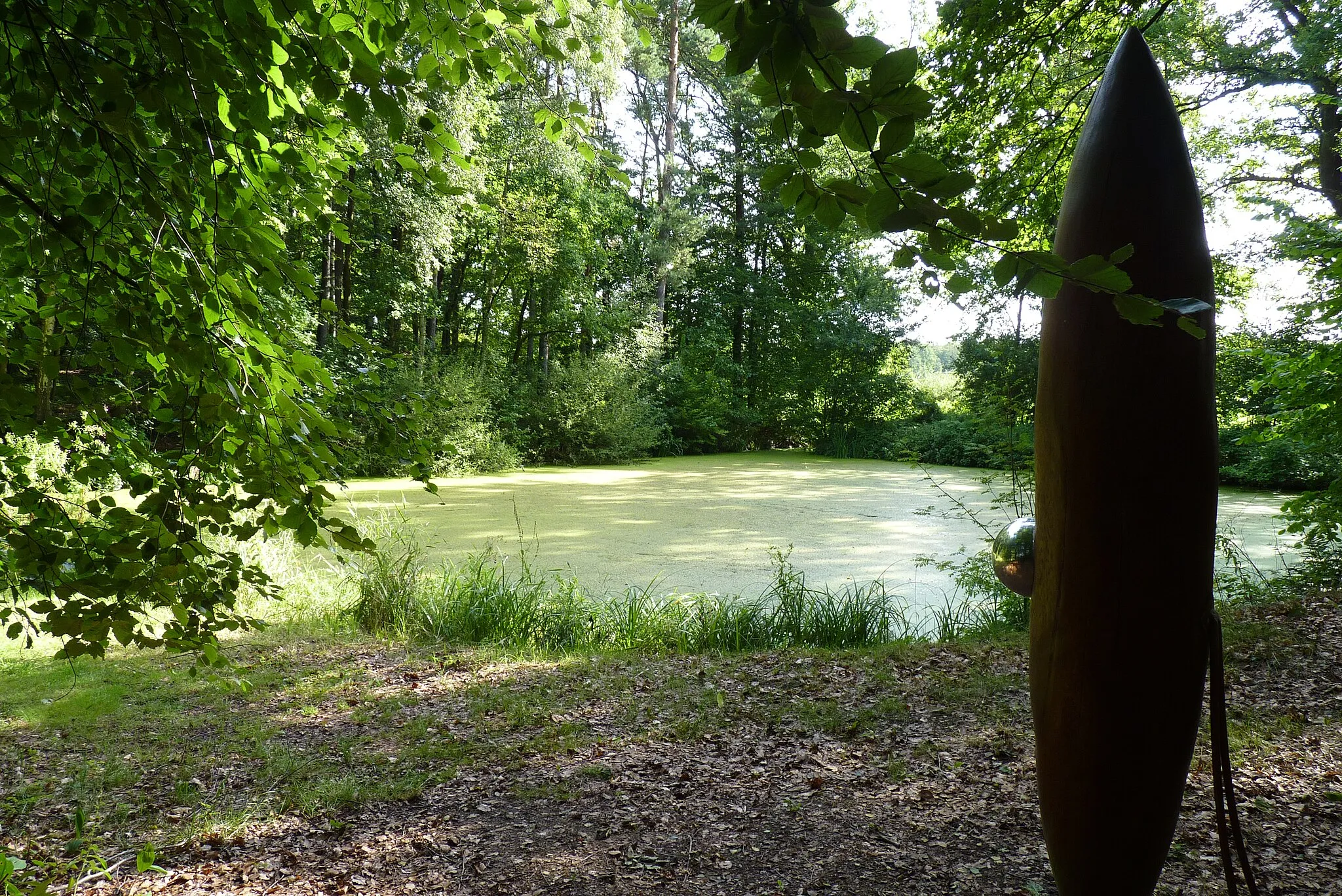 Photo showing: Teich im Park Allerhop bei Mengebostel (Heidekreis) mit Skulptur "Im Fluss" von Uwe Rohde.