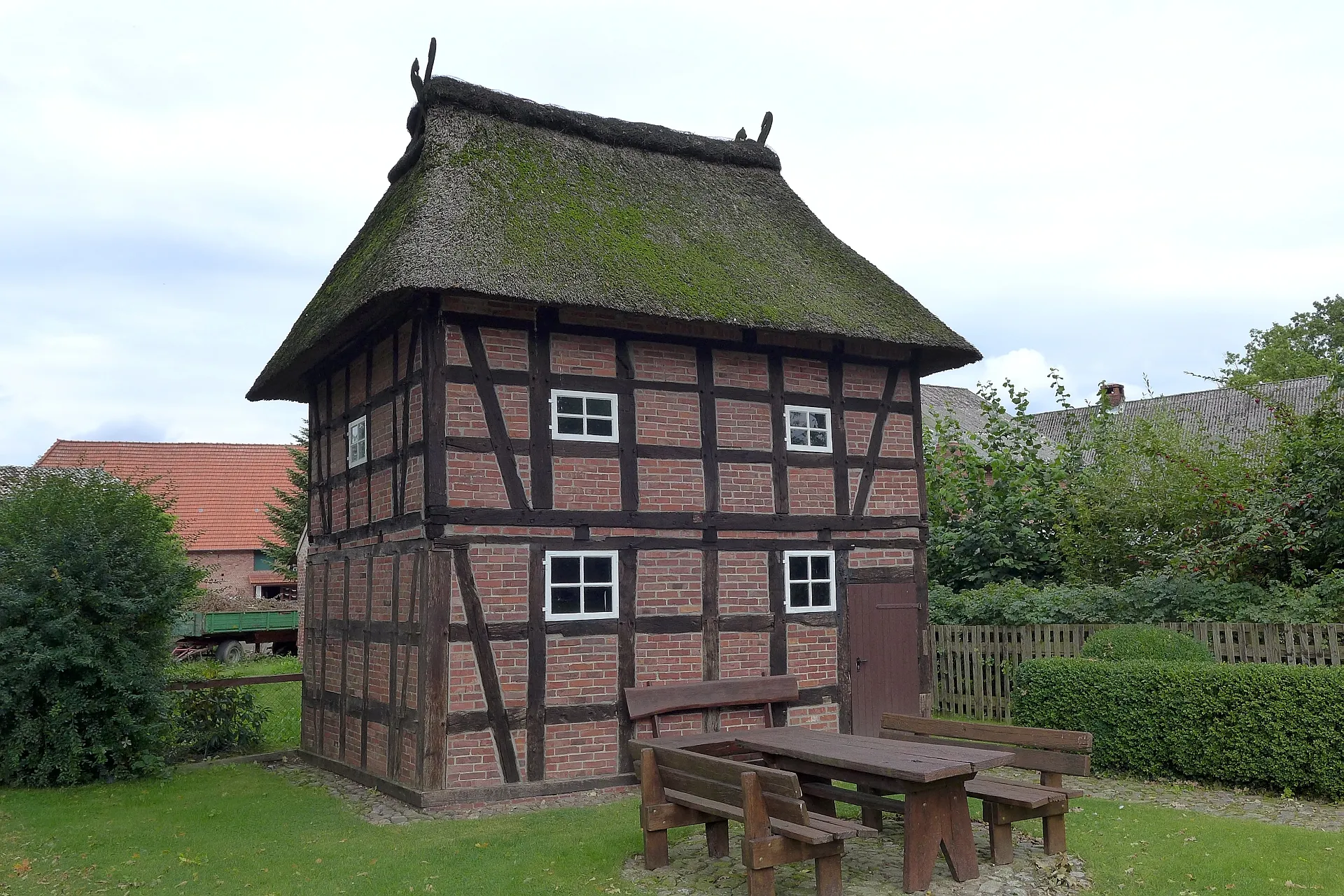 Photo showing: Bartelsdorf, Ortsteil von Scheeßel, Landkreis Rotenburg (Wümme). Alter Kornspeicher (granary) in Fachwerkbauweise und mit Reetdach. Im Obergeschoß erfolgte die Kornlagerung, im Untergeschoß befand sich eine kleine Kornmühle.