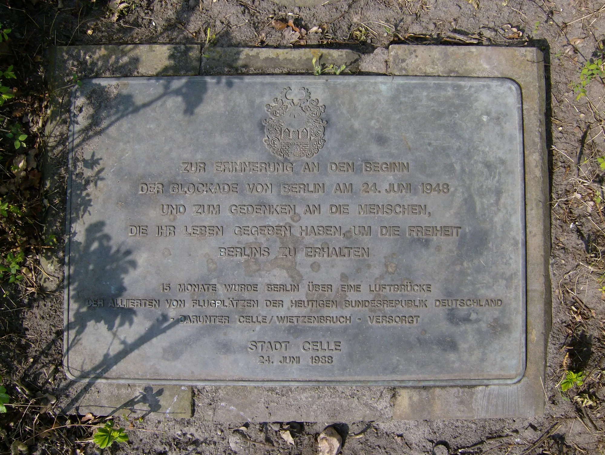 Photo showing: Abbildung der Gedenktafel am Sockel des Luftbrückendenkmals in Celle