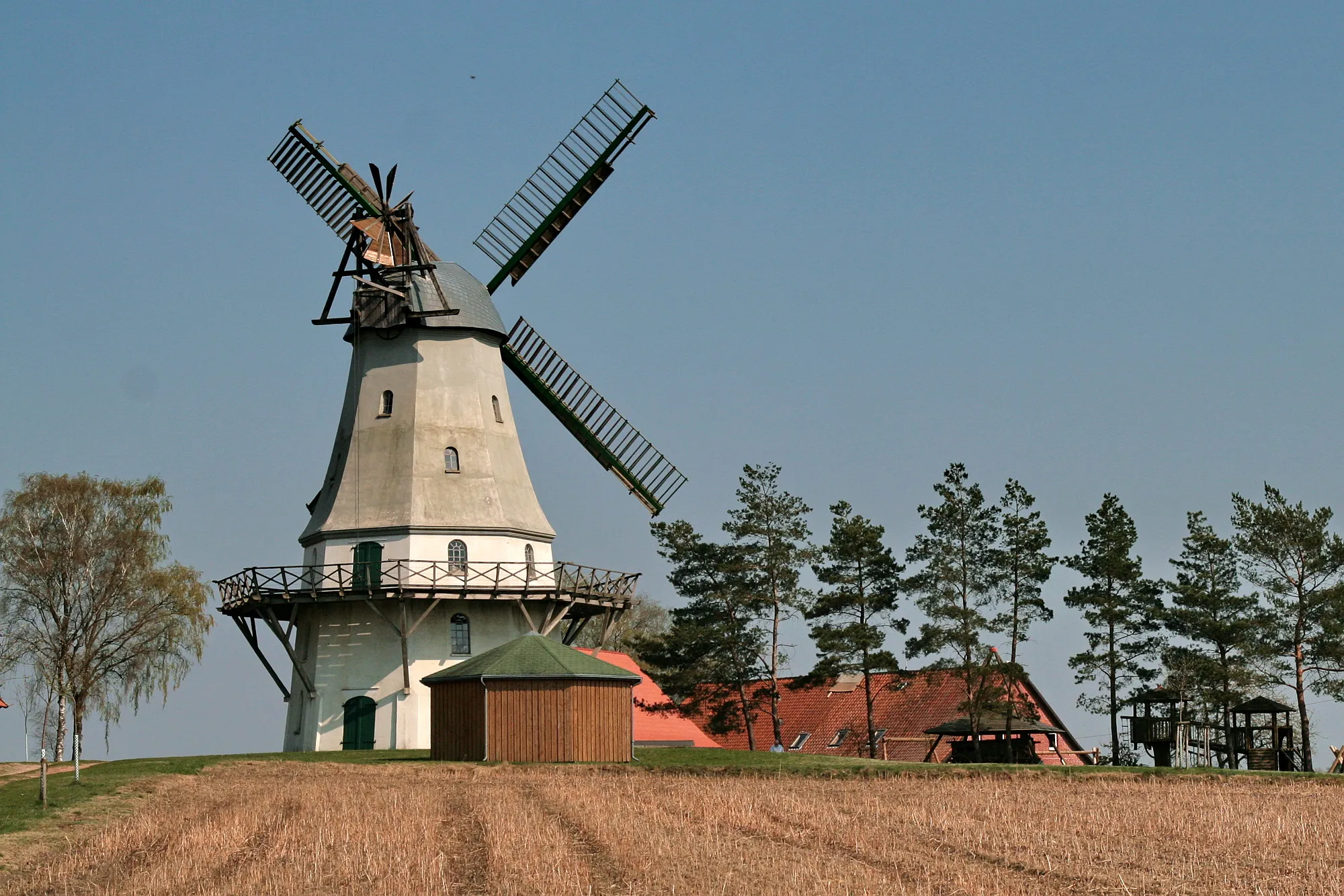 Photo showing: Galerie-Holländer-Windmühle von 1877 in Sprengel (Neuenkirchen), Niedersachsen, Deutschland