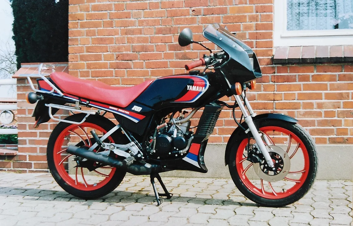 Photo showing: Leichtkraftrad Yamaha RD 80 LC-2 in schwarz, Felgenfarbe und Zylinderkopf nicht original.
