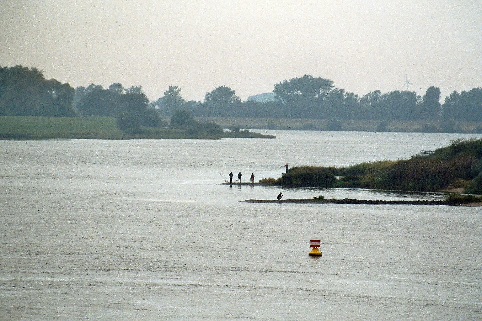 Photo showing: Marschacht, the river Elbe, beneath the barrage Geesthacht