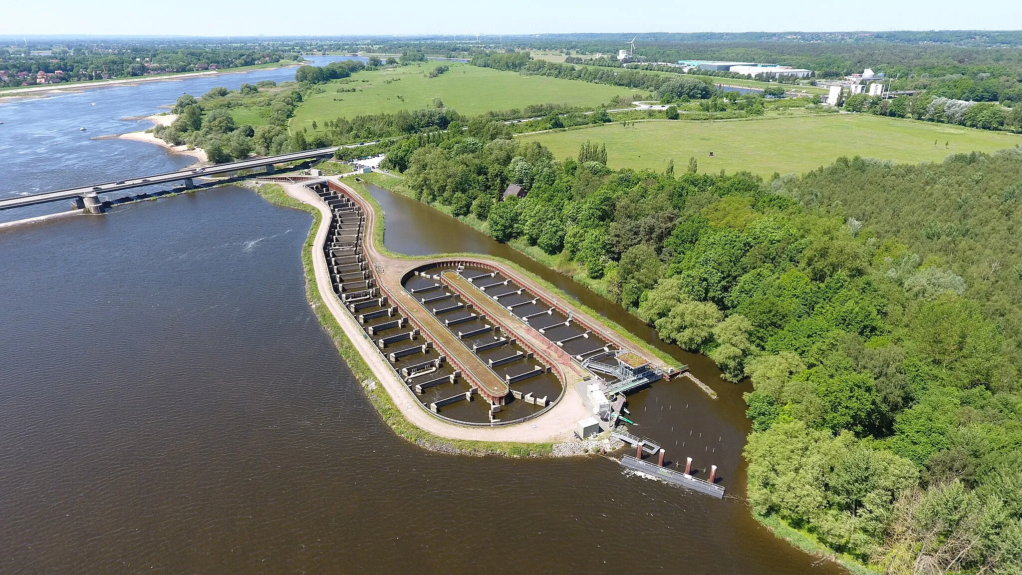Photo showing: Die Luftbildaufnahme zeigt die größte Fischtreppe Europas, welche sich an der Staustufe Geesthacht in der Elbe bei Geesthacht befindet.
