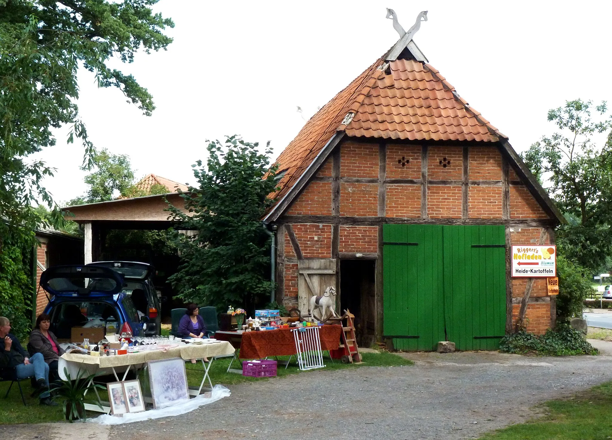 Photo showing: Flohmarkt auf dem Bauernhof der Familie Riggert in Eimke, Niedersachsen, DE. Stall- und Scheunengebäude im Fachwerkstil.