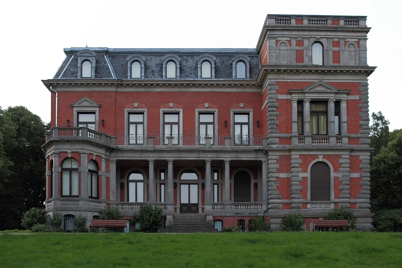 Photo showing: Manor house Schloss Etelsen (Neo-renaissance, built 1885–1887) near Verden (Germany) - Sothern face.