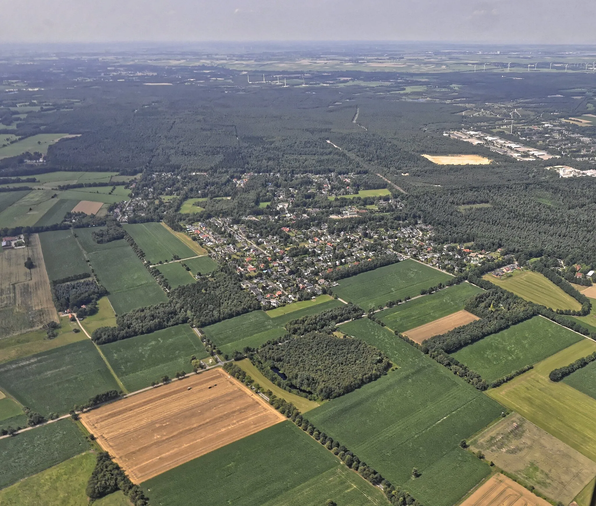 Photo showing: Bilder vom Flug Nordholz Hammelburg 2015: Lange Heide; am rechten Bildrand die Logistikschule der Bundeswehr.