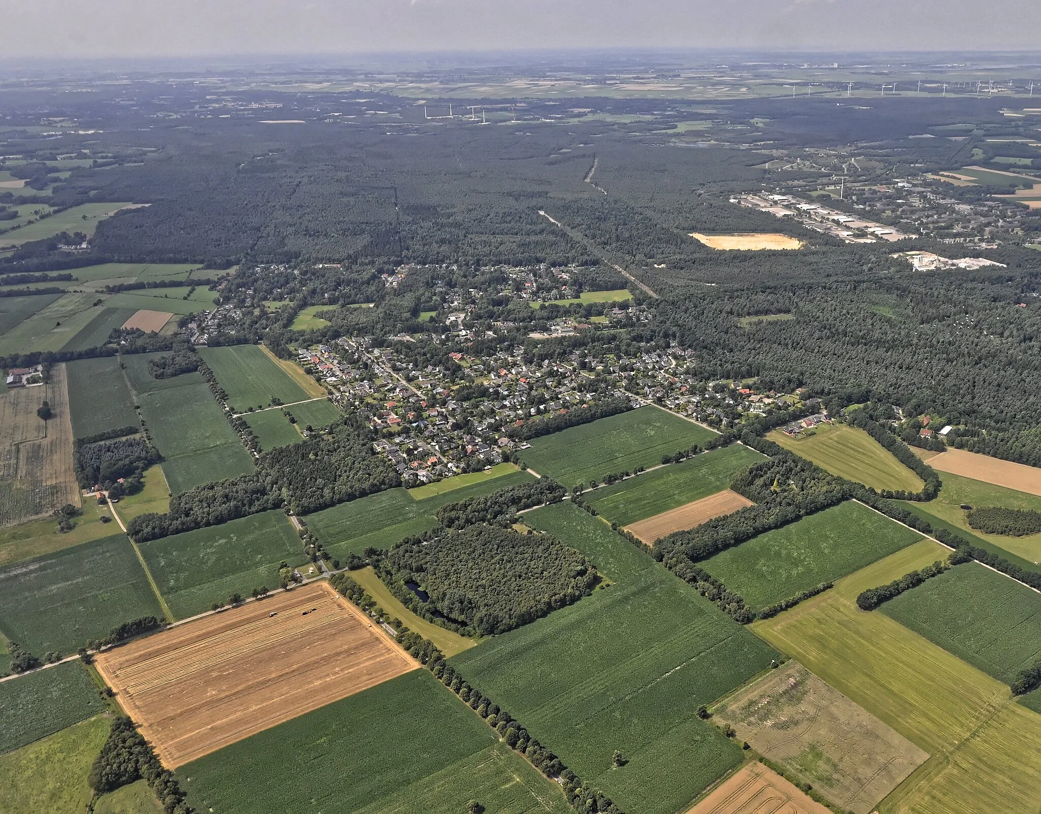 Photo showing: Bilder vom Flug Nordholz Hammelburg 2015: Wohngebiet "Lange Heide"; rechts am Bildrand die Logistikschule der Bundeswehr.