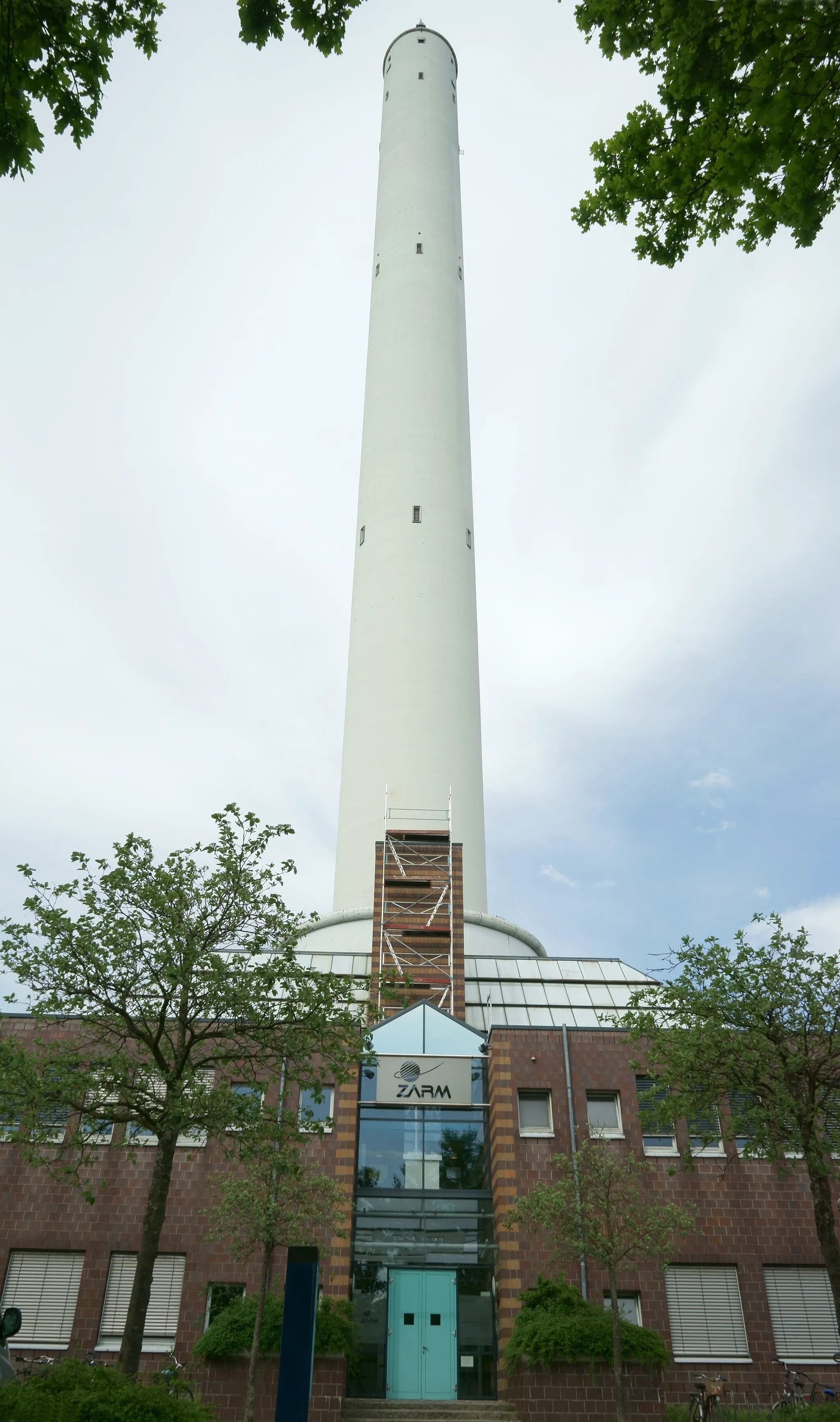 Photo showing: Basisgebäude des Fallturms Bremen, im ZARM-Eckbau Ecke Hochschulring / Am Fallturm in Bremen-Lehe - Haupteingang und Fallturm