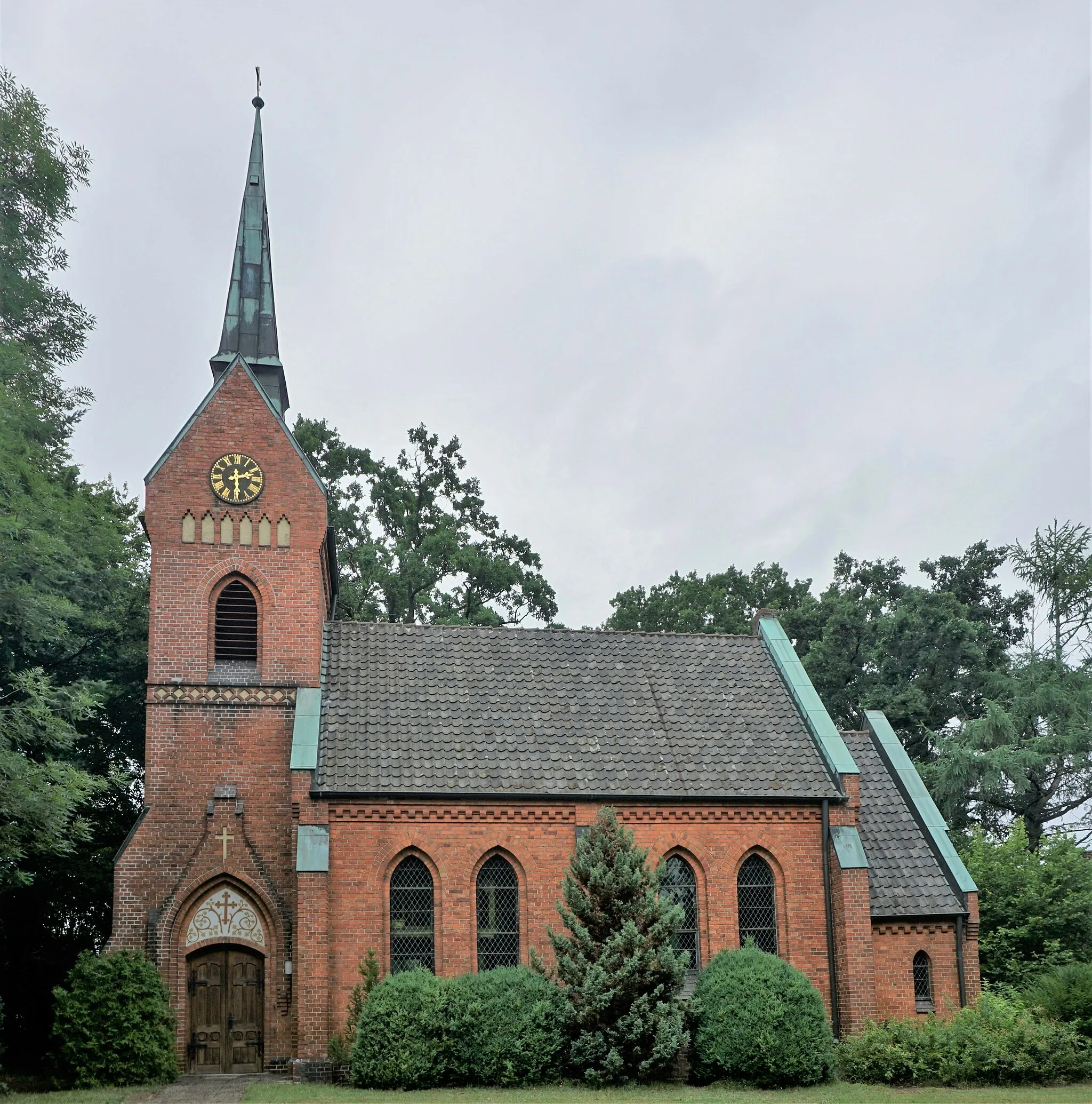 Photo showing: The chapel of Höver in the district of Uelzen was built in 1904 in neo-gothic style.