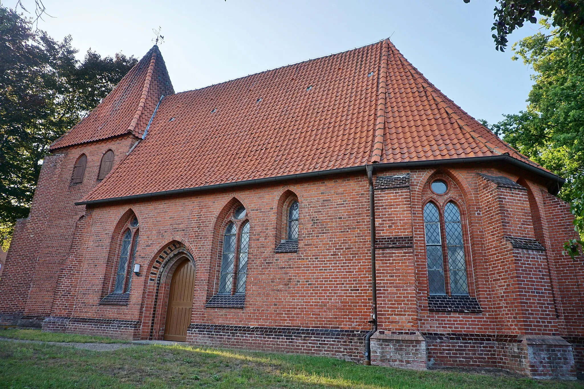 Photo showing: Chapel of Our Lady in Riestedt a district of Uelzen in Lower Saxony. View from southeast.