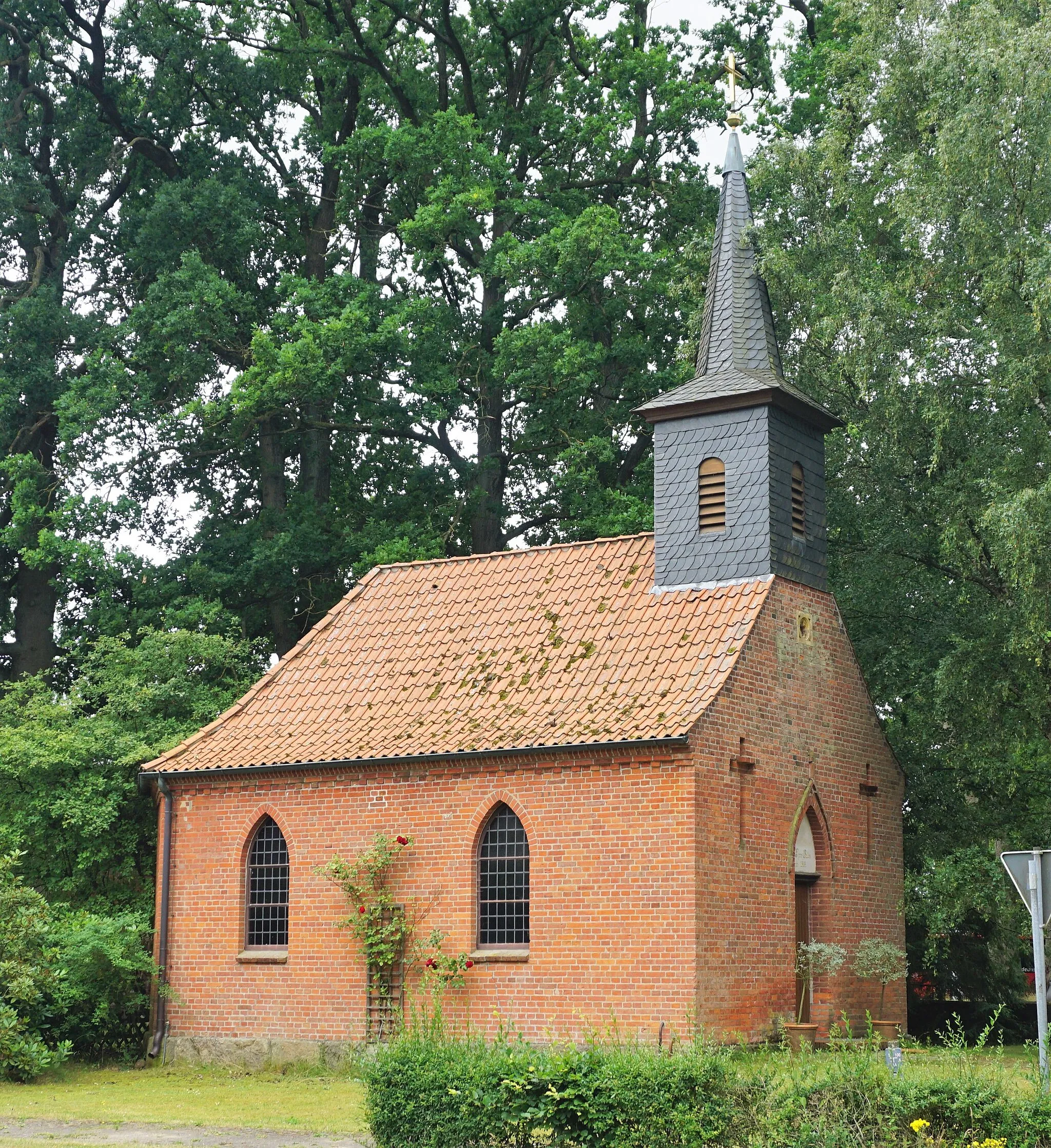 Photo showing: Neo-Gothic chapel in Groß Thondorf in the district of Uelzen in Lower Saxony.