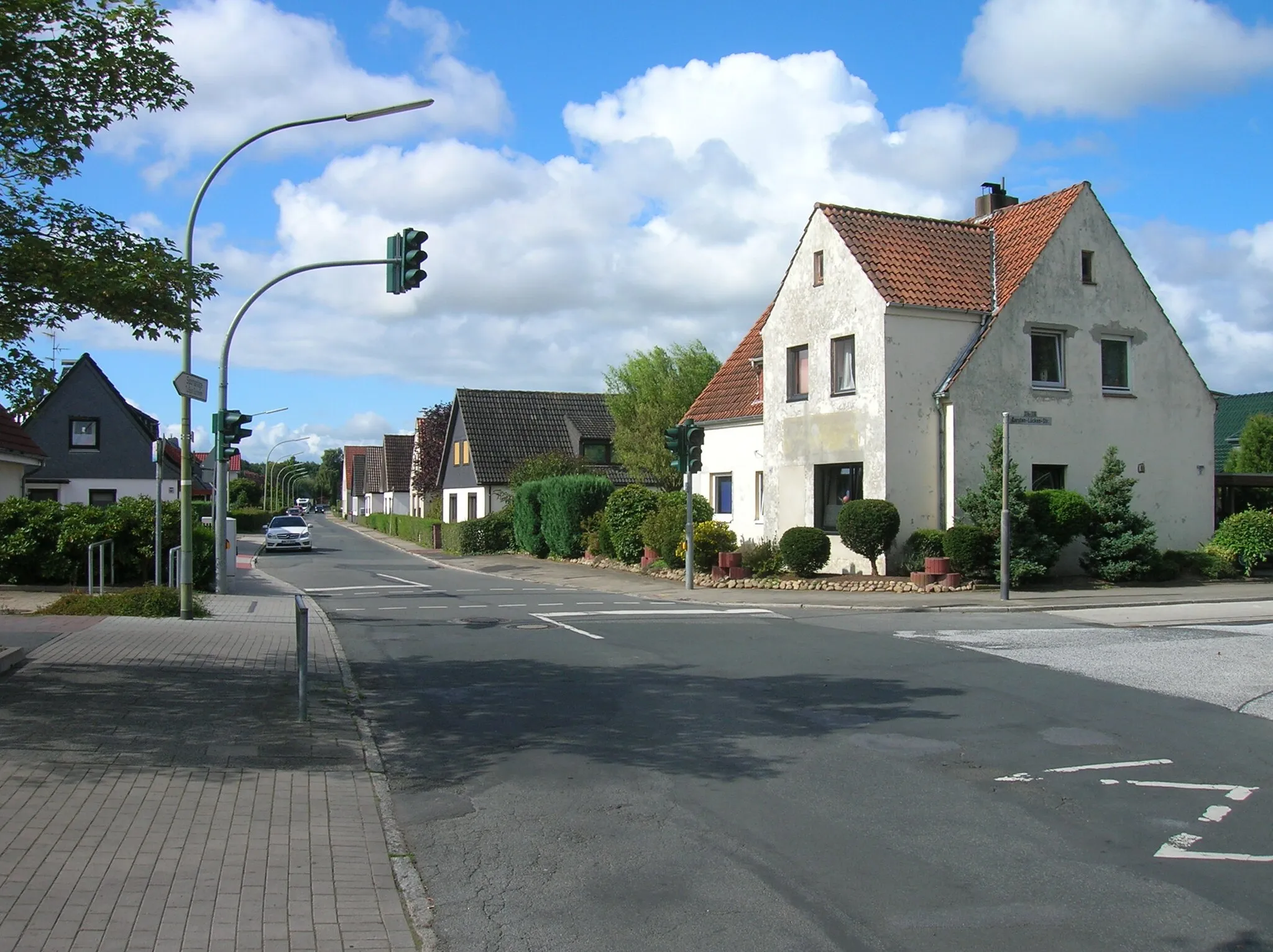 Photo showing: Isarstraße, Einmündung der Carsten-Lücken-Straße in Surheide, Bremerhaven