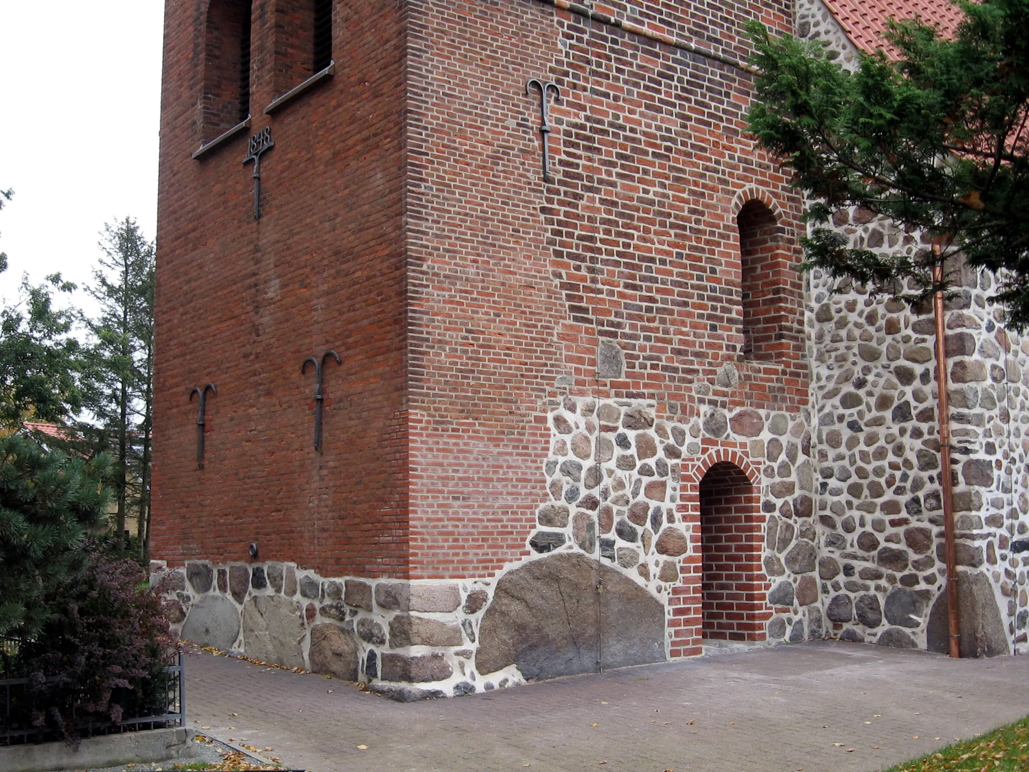 Photo showing: Höhenmarke der Königlich Preußischen Landesaufnahme (Ur-Nivellement 1868-1918) am Kirchturm der St. Pankratiuskirche in Midlum (Niedersachsen).