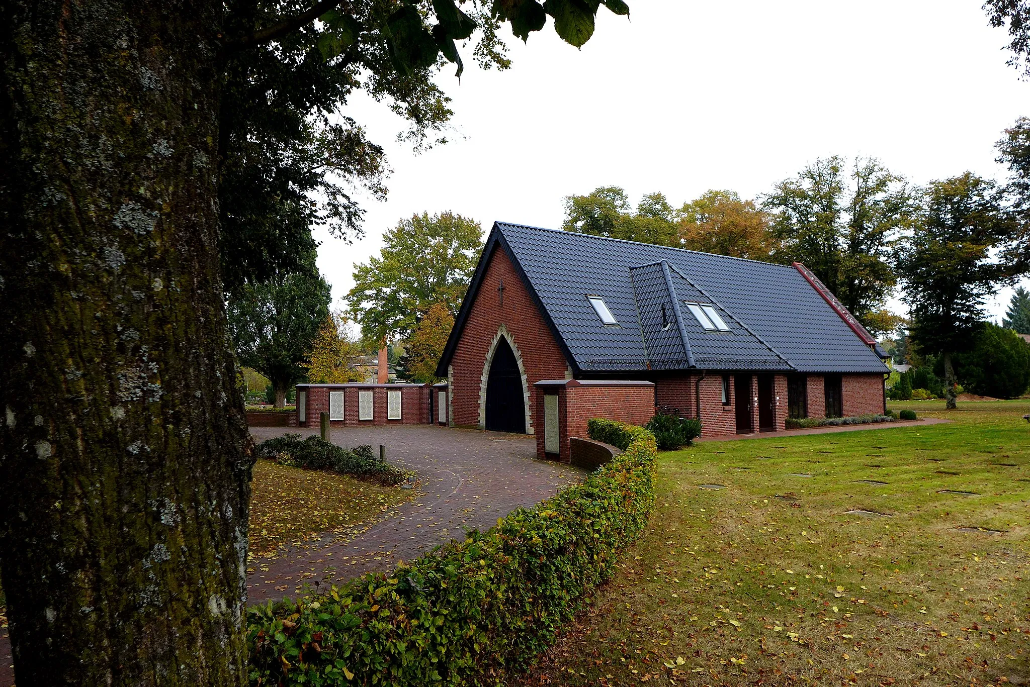 Photo showing: Kapelle auf dem Sittenser Friedhof an der Scheeßeler Straße. Aufnahmedatum 2016-10.