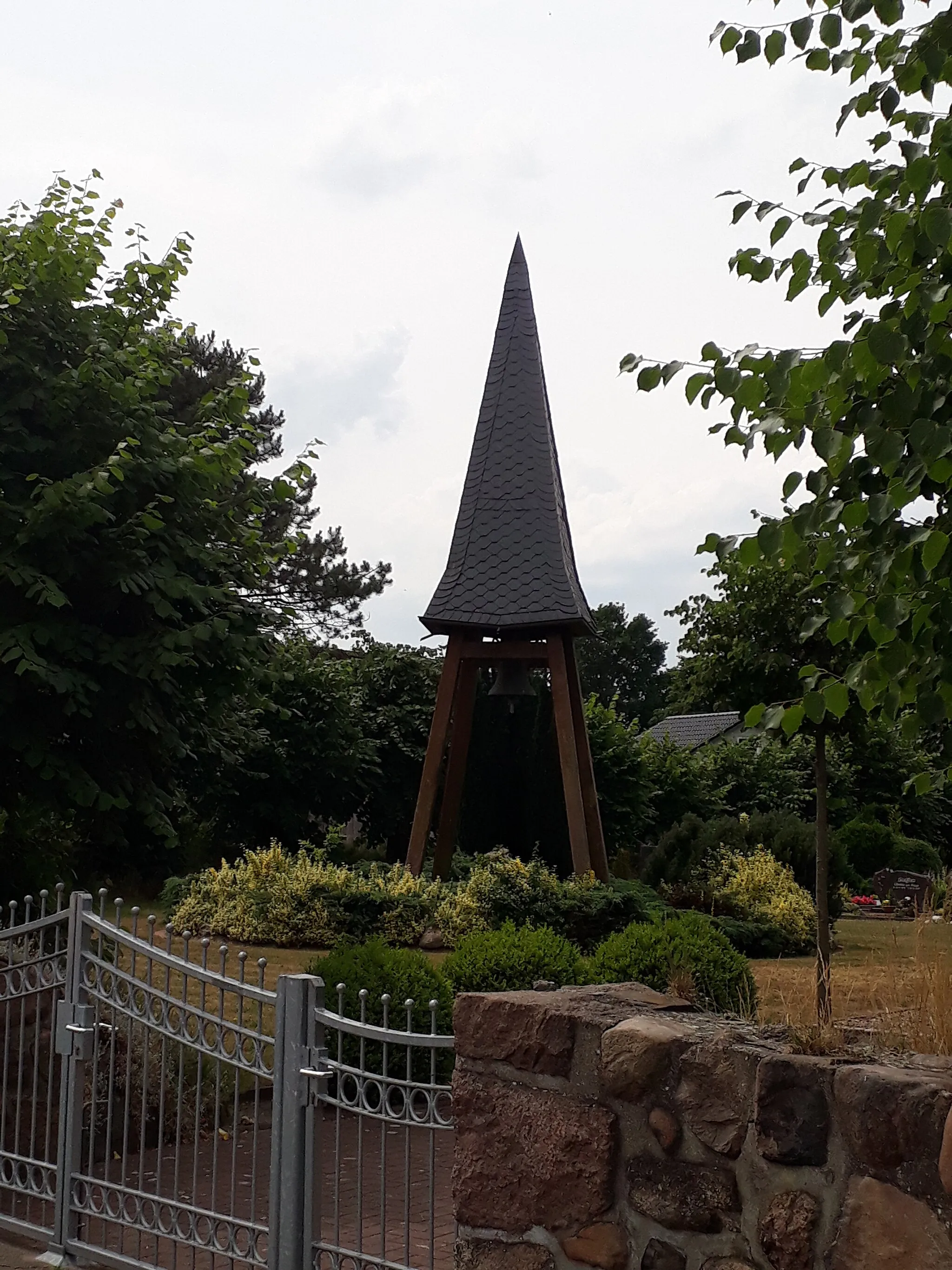 Photo showing: Glockenstuhl auf dem Friedhof in Oersdorf bei Ahlerstedt