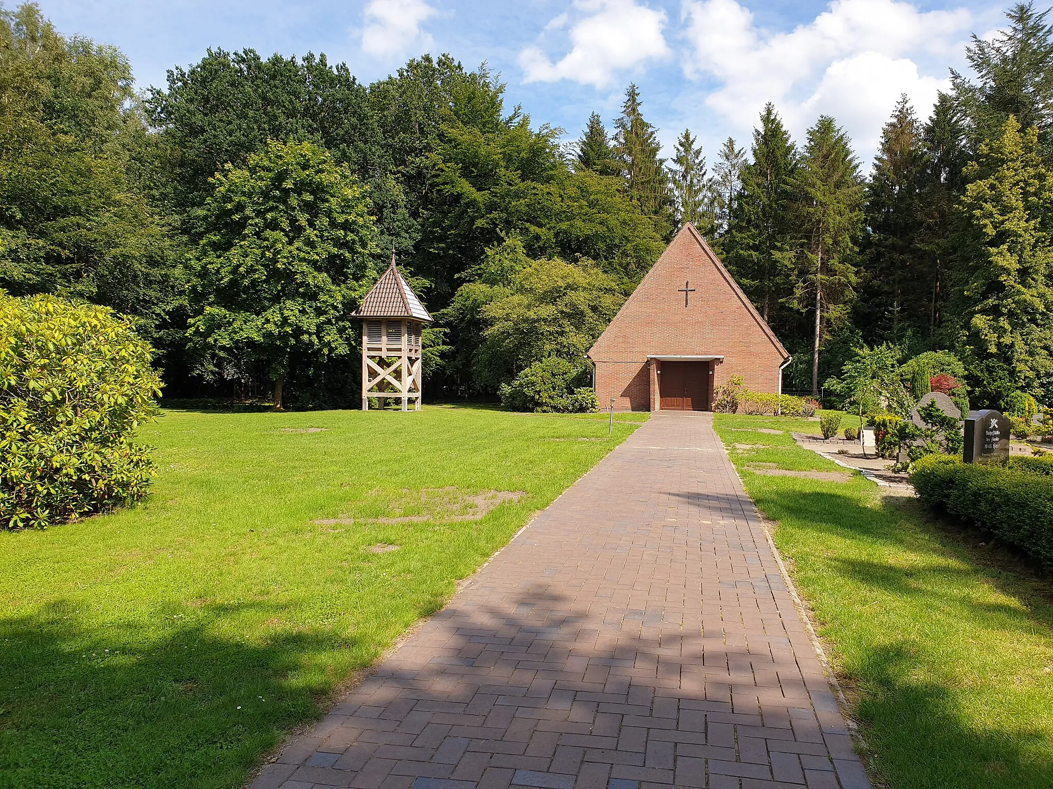 Photo showing: Friedhof in Heinschenwalde, Gemeinde Hipstedt, Landkreis Rotenburg (Wümme), Niedersachsen.