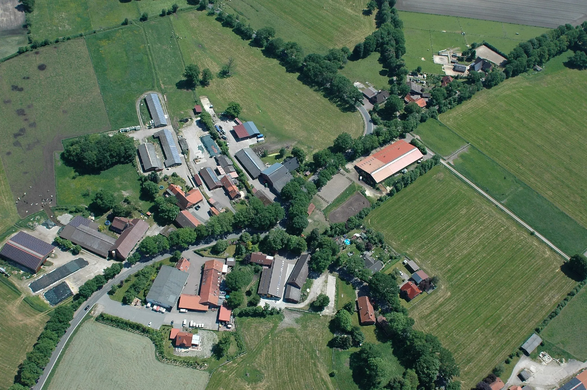 Photo showing: Luftbild von Elmlohe. Etwa in der Bildmitte die Einmündung der Kührstedter Straße in die Dorfstraße. Aus Serie: Fotoflug vom Flugplatz Nordholz-Spieka über Cuxhaven und Wilhelmshaven