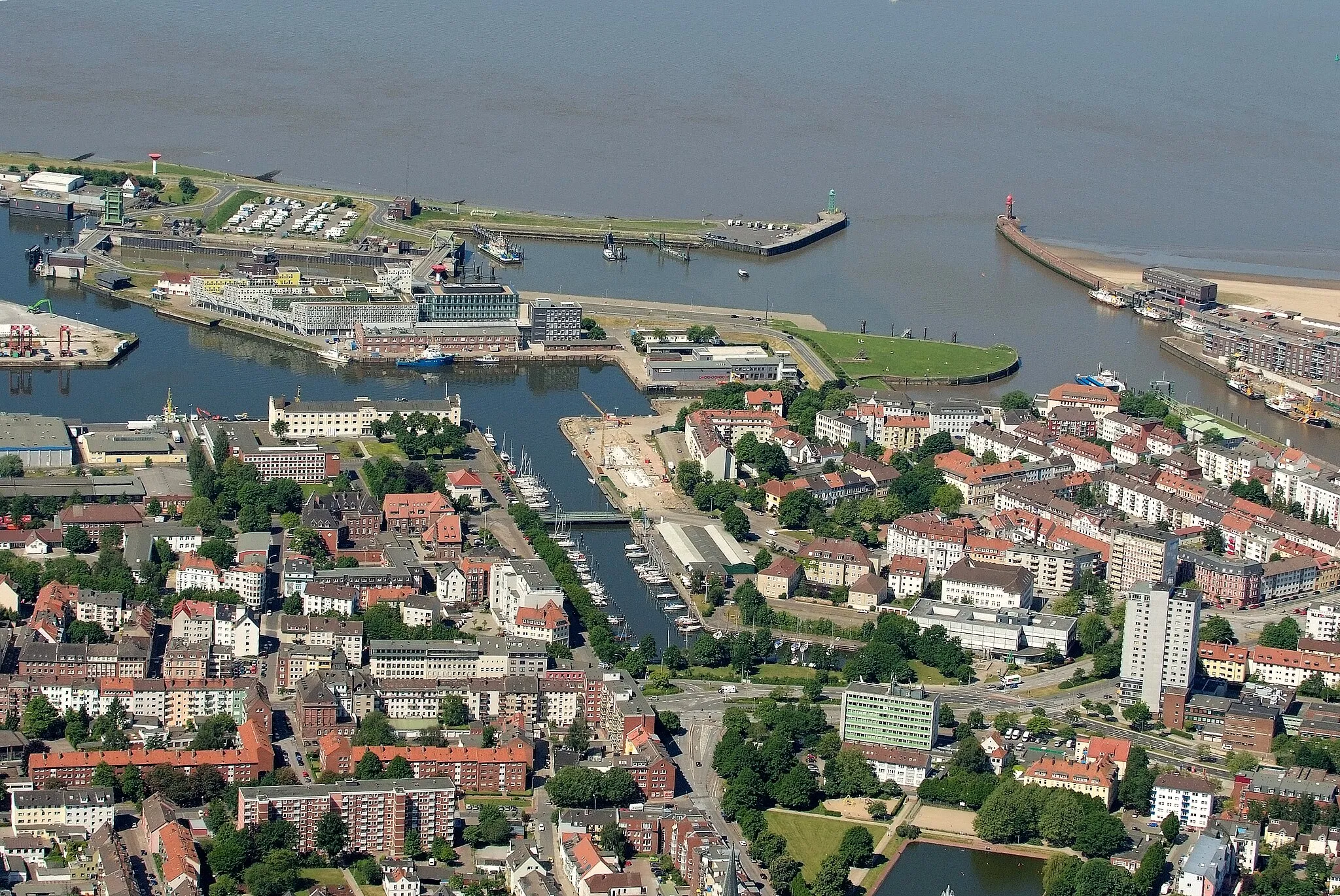 Photo showing: Fotoflug vom Flugplatz Nordholz-Spieka über Cuxhaven und Wilhelmshaven
Bremerhaven-Geestemünde, Blick von Osten, oben die Weser