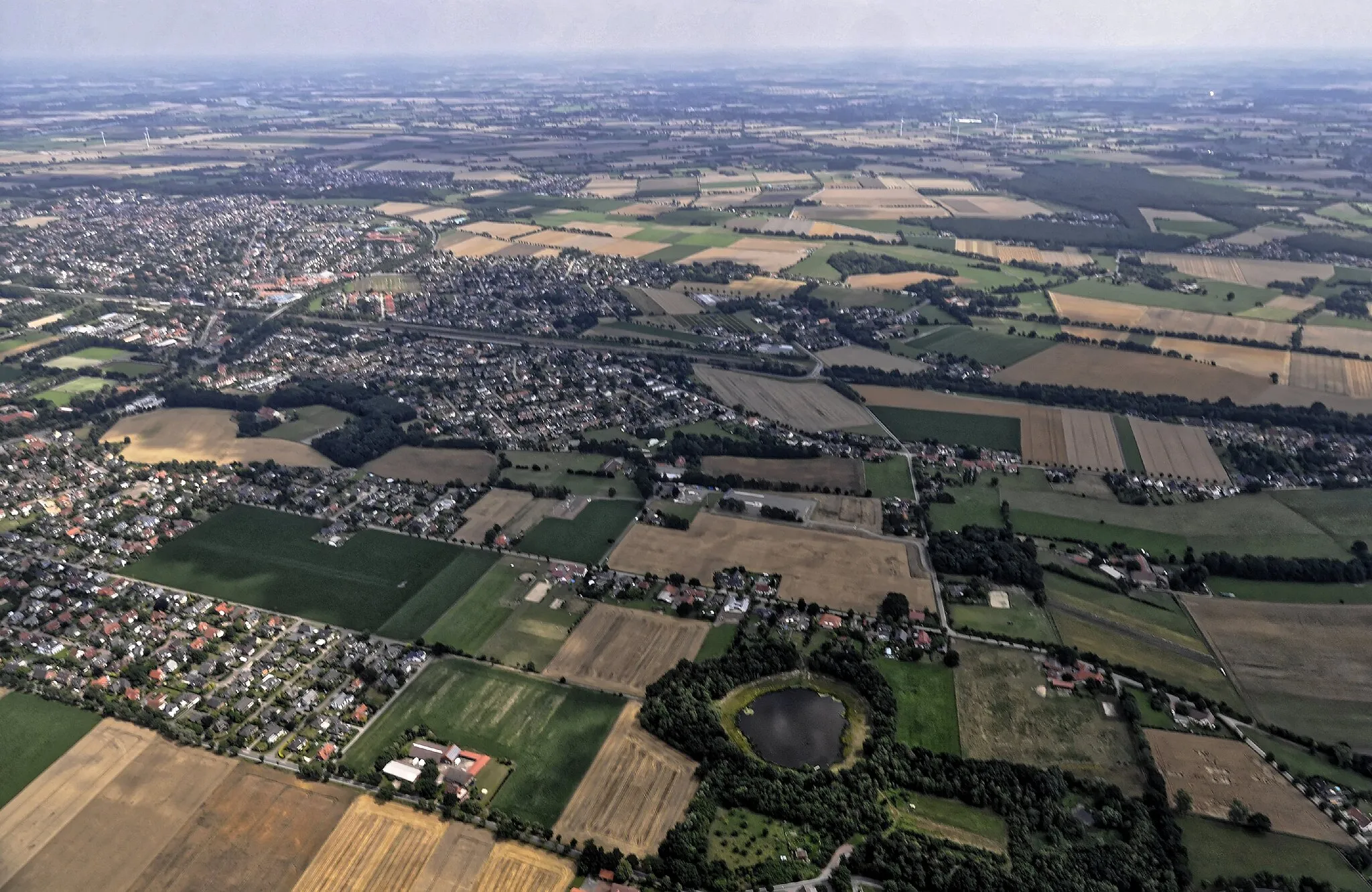 Photo showing: Bilder vom Flug Nordholz-Hammelburg 2015: Blick von Südwesten auf Lahausen (Bildmitte) und Kirchweyhe (links dahinter). Im Vordergrund das kleine Landschaftsschutzgebiet mit dem runden See (ein Schlatt, genannt „Großes Moor“, „Böttchers Moor“, „Esdohrs Moor“ oder „Leester Moor“) und der kleinen Siedlung Hahnenfelde unmittelbar östlich davon.