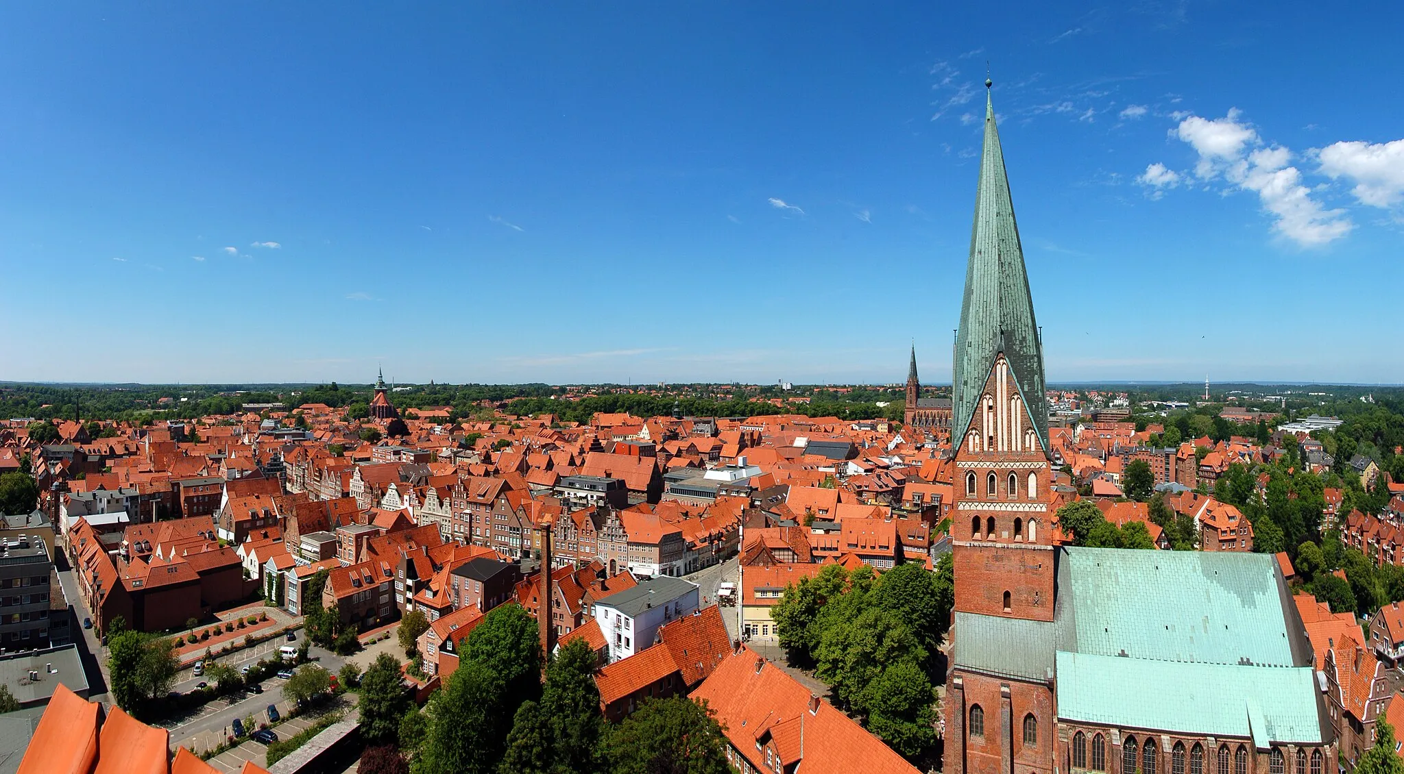 Photo showing: Lüneburg, Blick vom Wasserturm auf die St. Johanniskirche und den Platz "Am Sande"