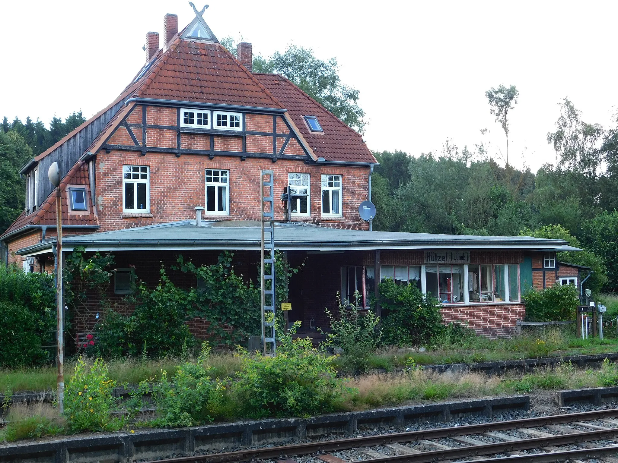 Photo showing: Der Bahnhof in Hützel.