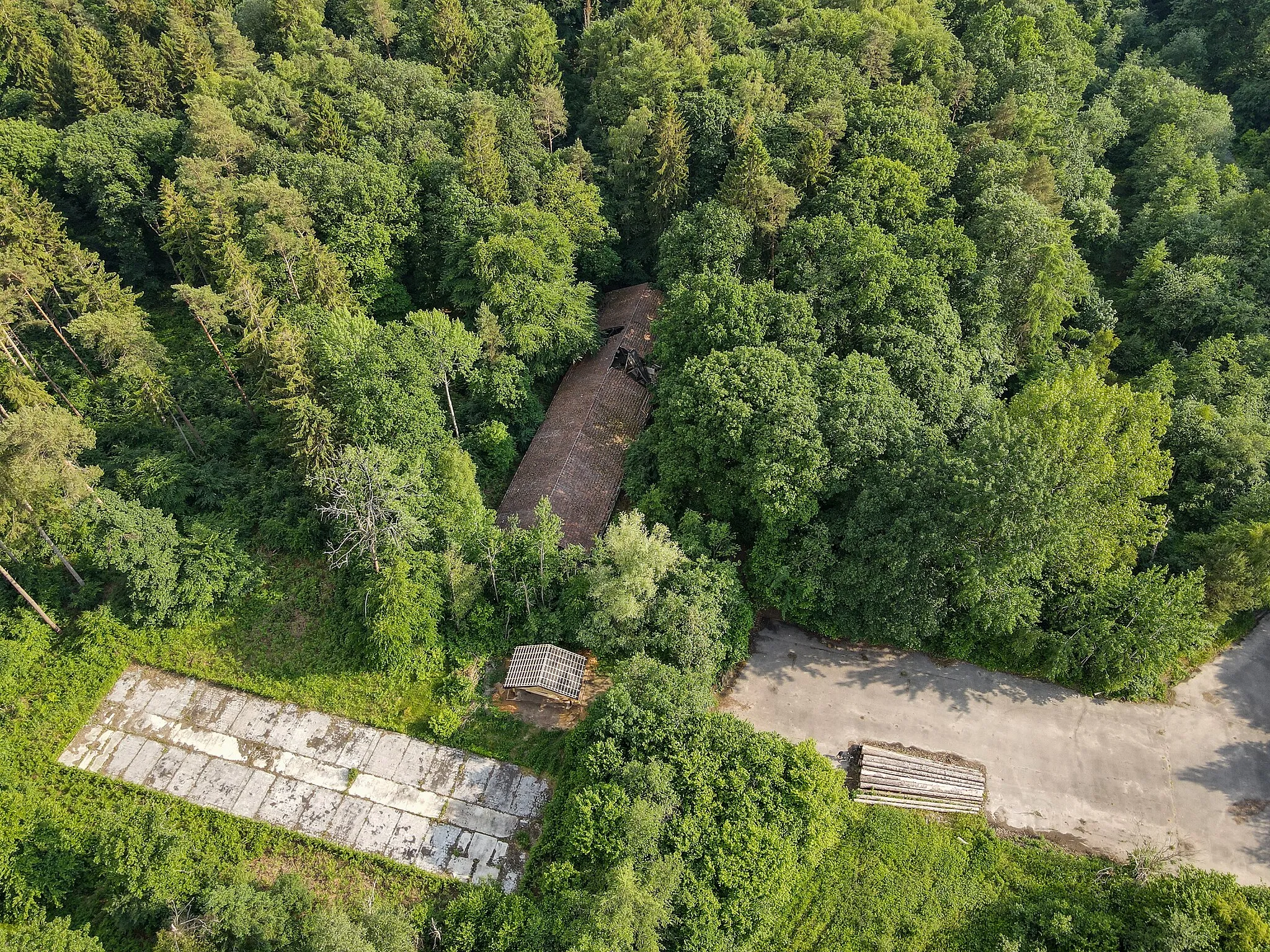 Photo showing: Aerial photo of an abandoned, ruined sickbay from 1942 in a forest in Drangstedt, Lower Saxony, Germany.