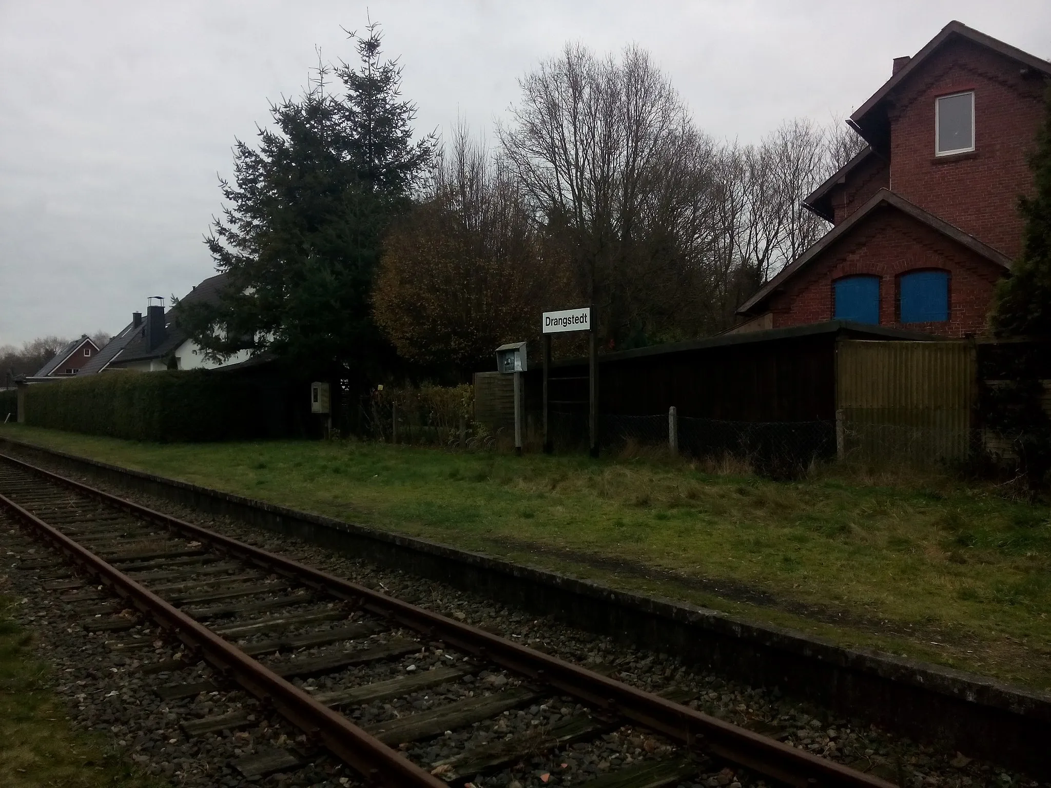 Photo showing: Bahnhofsschild des Bahnhof Drangstedt, CUX. Blick Richtung Bederkesa