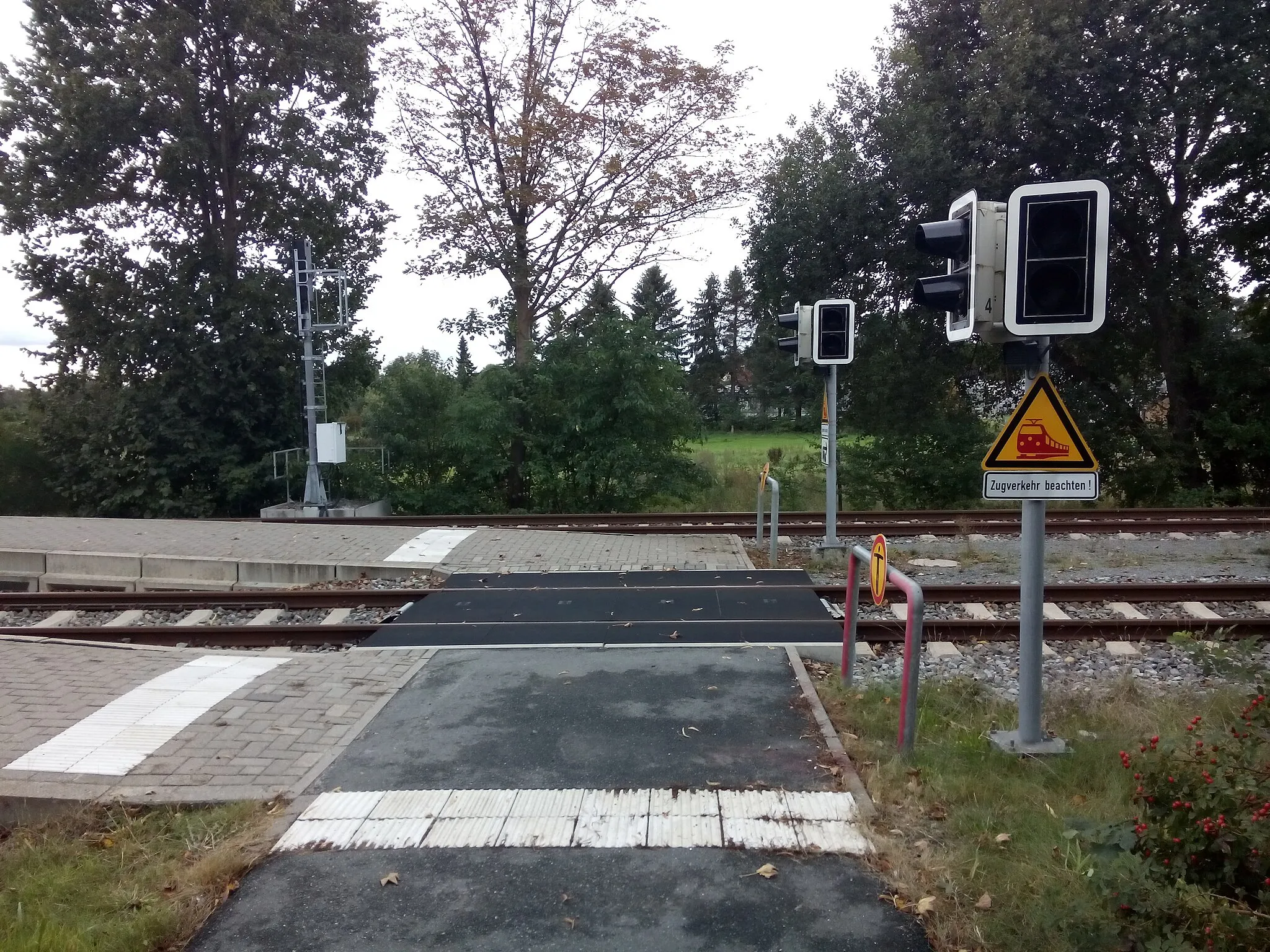 Photo showing: Reisendenübergang zum südlichen Bahnsteig im Bahnhof Geestenseth an der Bahnstrecke Bremerhaven–Buxtehude.