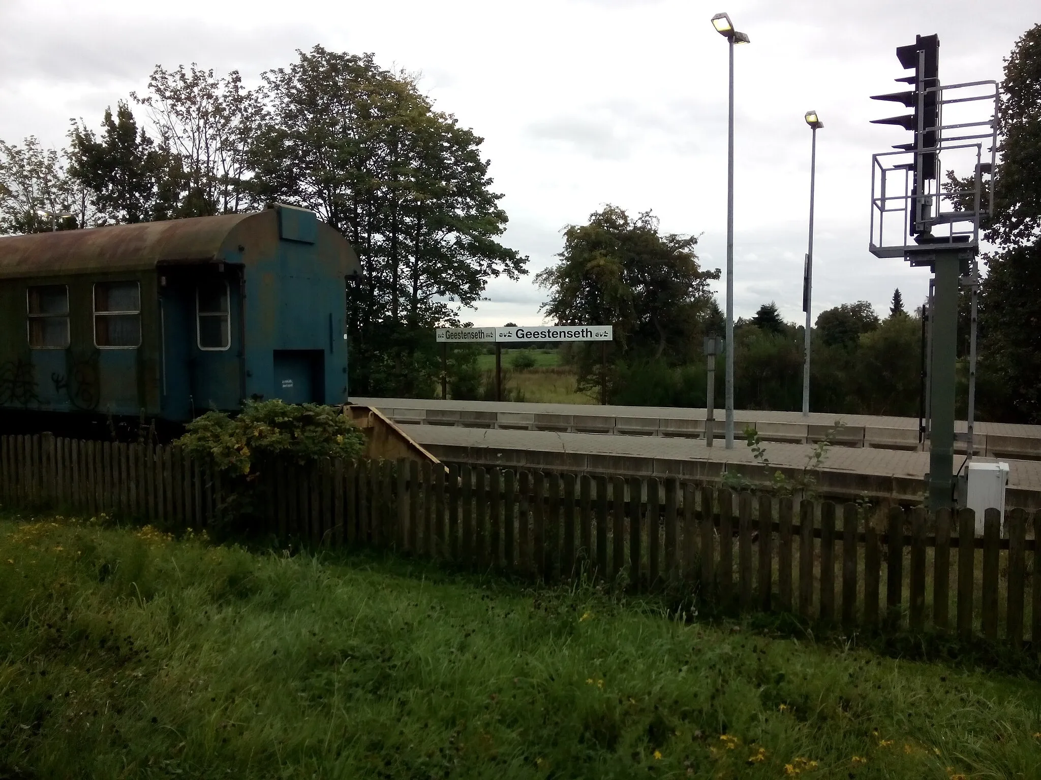 Photo showing: westliches Ende des Bahnhofs Geestenseth an der Bahnstrecke Bremerhaven–Buxtehude, mit Blick auf den Zug des Theaterprojekt Das letzte Kleinod