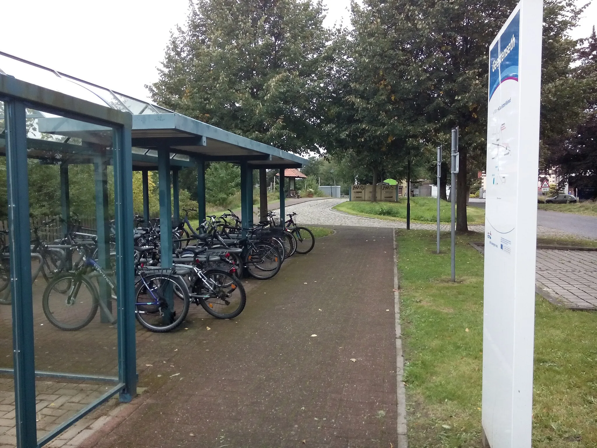 Photo showing: Bushaltestelle und Fahrradabstellablage, direkt nördlich am Bahnhof Geestenseth an der Bahnstrecke Bremerhaven–Buxtehude.