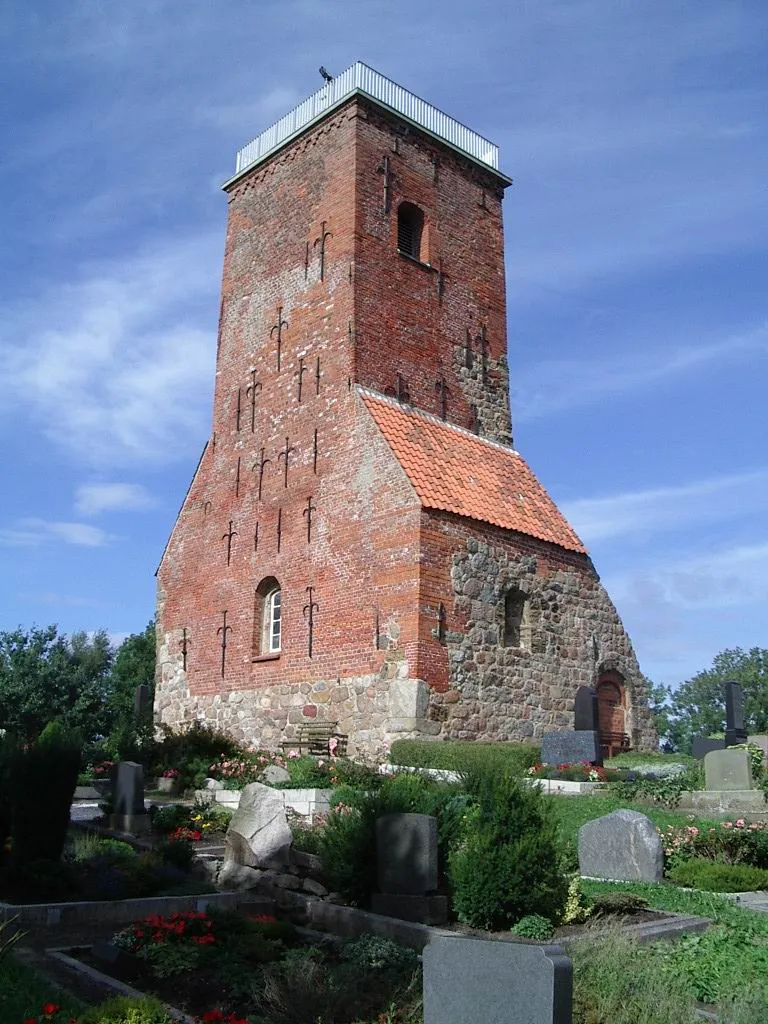 Photo showing: Ochsenturm, vermutlich Kirchturm der Bartholomäuskirche von 1218. Die Kirche wurde 1878 wegen Baufälligkeit abgebrochen, der Turm diente weiterhin als Landmarke für die Weserschiffahrt. 1897 wurde die Dachspitze abgenommen und der Kopf mit einer Betondecke abgedeckt. Seit dem dient das "Wahrzeichen" von Imsum (Stadt Langen) als Aussichtsturm (1990 überholt).
Foto von Benutzer:Geoz

2005