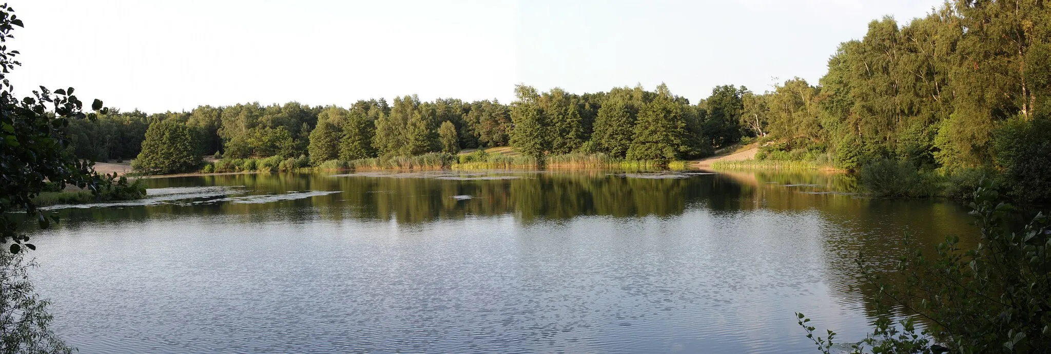 Photo showing: Dredging lake in a protected landscape area in Cluvenhagen near Verden, Germany.