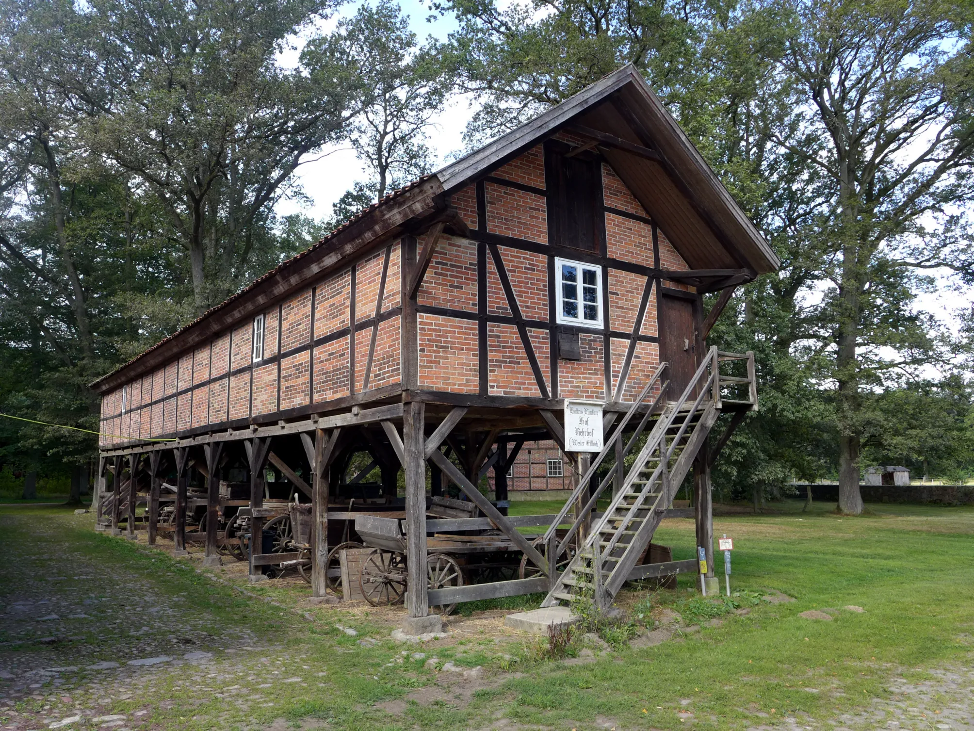 Photo showing: Treppenspeicher mit Wagenremise im Unterbau auf dem Forstgut Rehrhof bei Rehlingen, Landkreis Lüneburg.