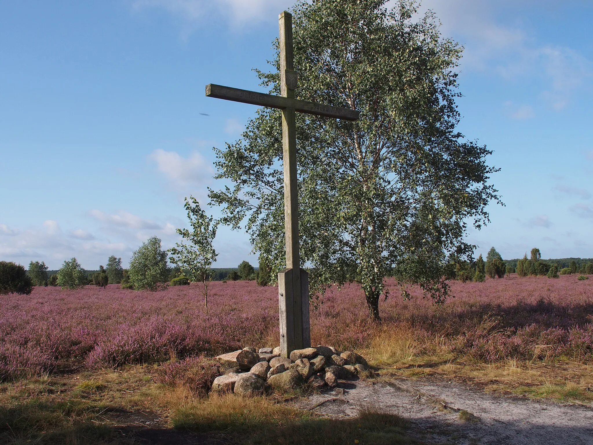 Photo showing: Gipfelkreuz auf dem Faßberg (94 m über NN), Gemeinde Faßberg, Niedersachsen