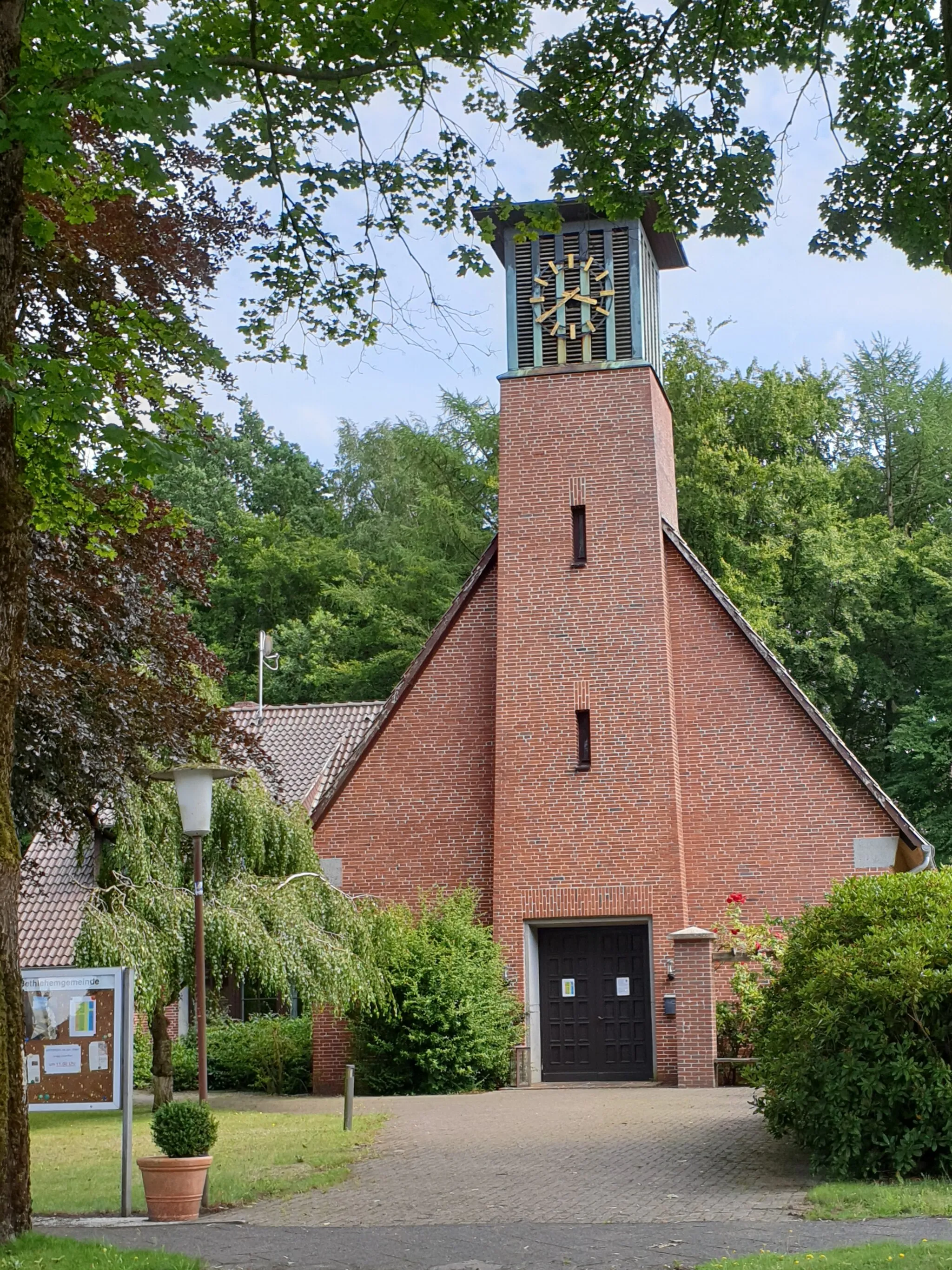 Photo showing: Die Bethlehem-Kirche in Hipstedt-Löh im niedersächsischen Landkreis Rotenburg (Wümme) gehört zum Kirchenkreis Bremervörde-Zeven der Evangelisch-lutherischen Landeskirche Hannovers.