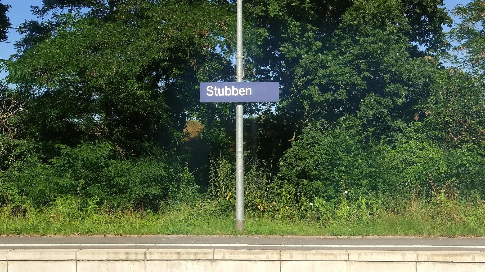 Photo showing: Bahnhofsschild Stubben