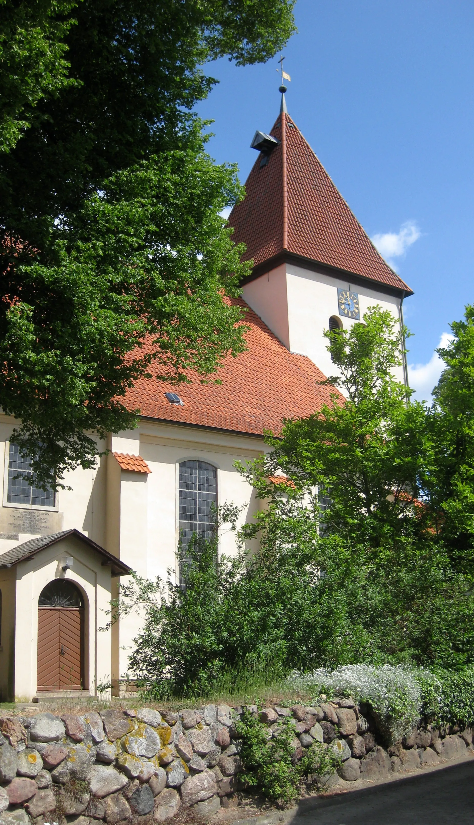 Photo showing: Kirche in Bramstedt (aus Richtung Süden)