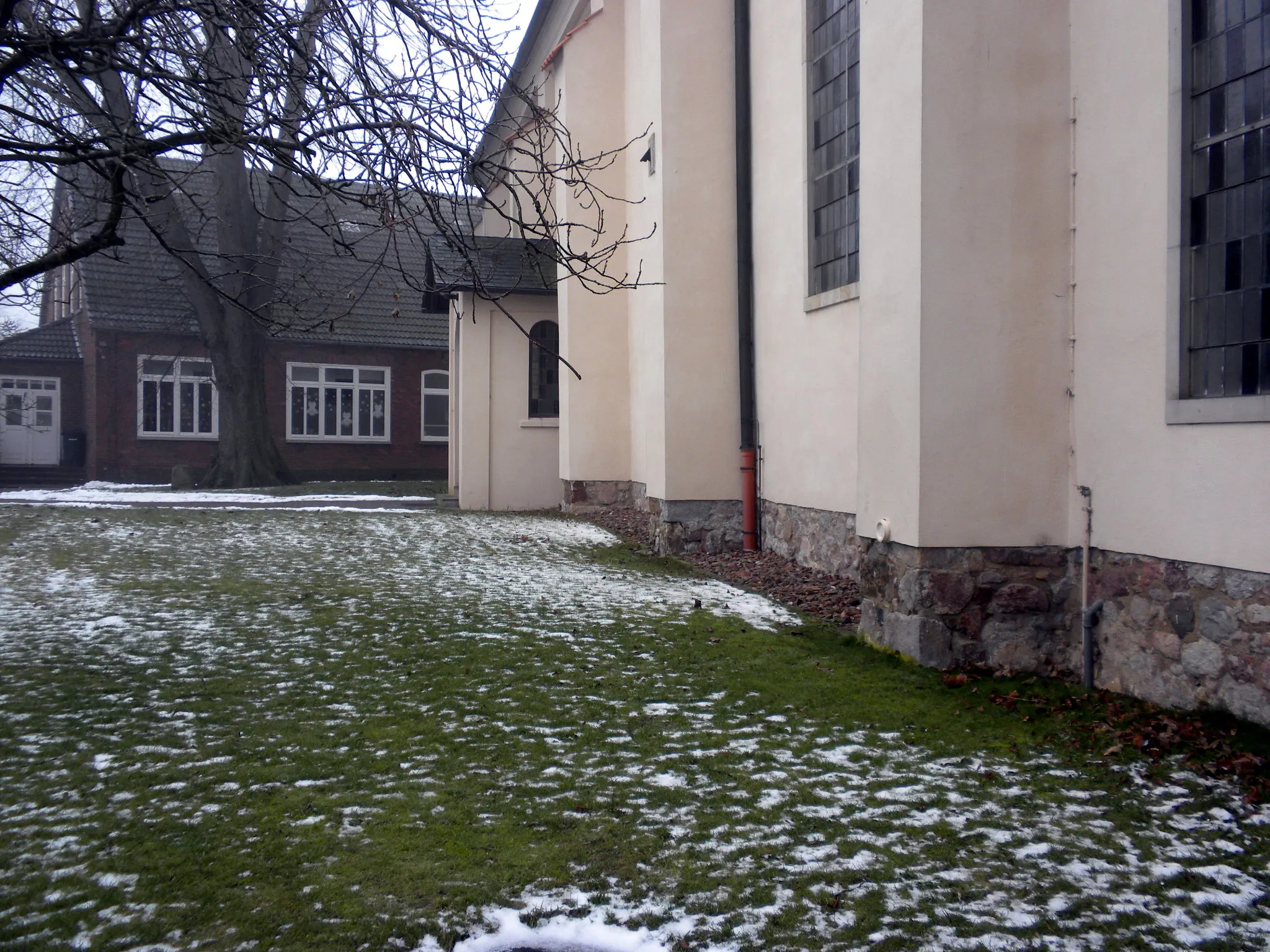 Photo showing: Höhenmarke der Königlich Preußischen Landesaufnahme (Ur-Nivellement 1868-1918) an der Südseite der Kirche in Bramstedt (Niedersachsen).