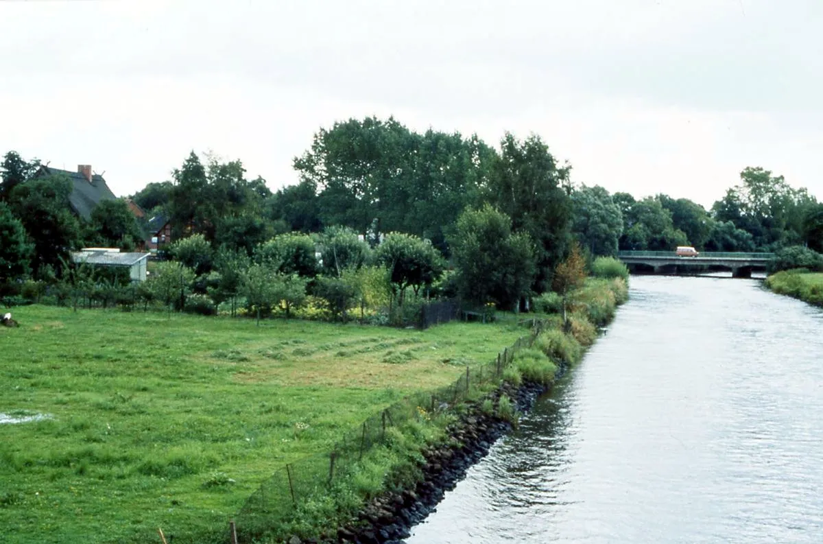 Photo showing: Wümme bei Truperdeich, Blick von der Brücke des Jan-Reiners-Radwanderweges flussaufwärts zur Brücke der Borgfelder Allee.