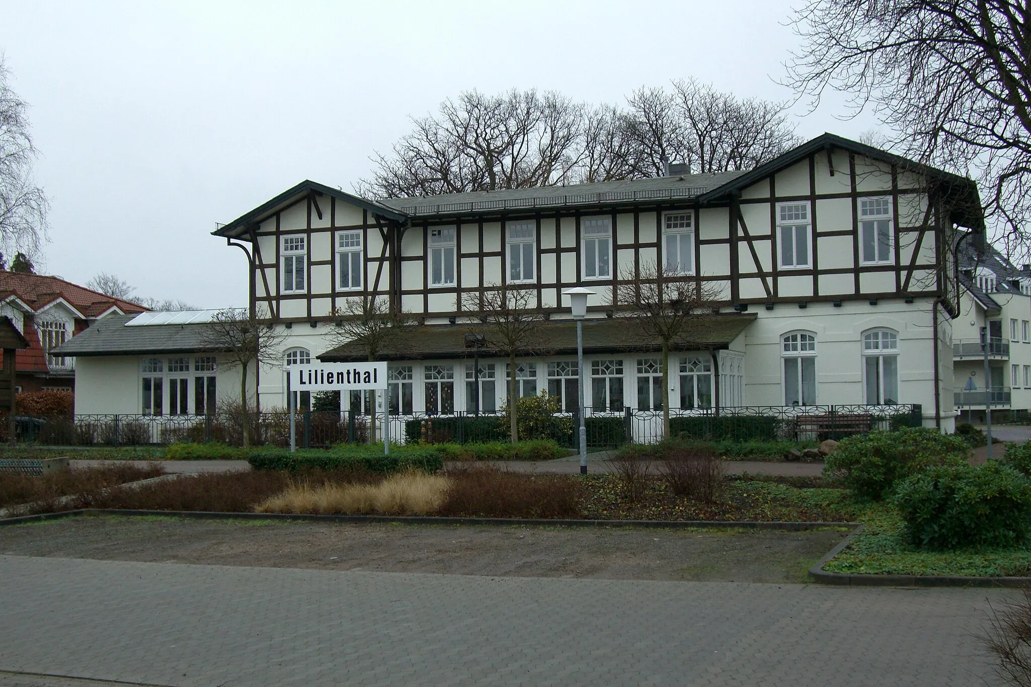 Photo showing: ehemaliger Bahnhof Lilienthal der ehemaligen Kleinbahn Bremen-Tarmstedt, genannt Jan Reiners, Ansicht von Süden. Standort: Lilienthal/Niedersachsen