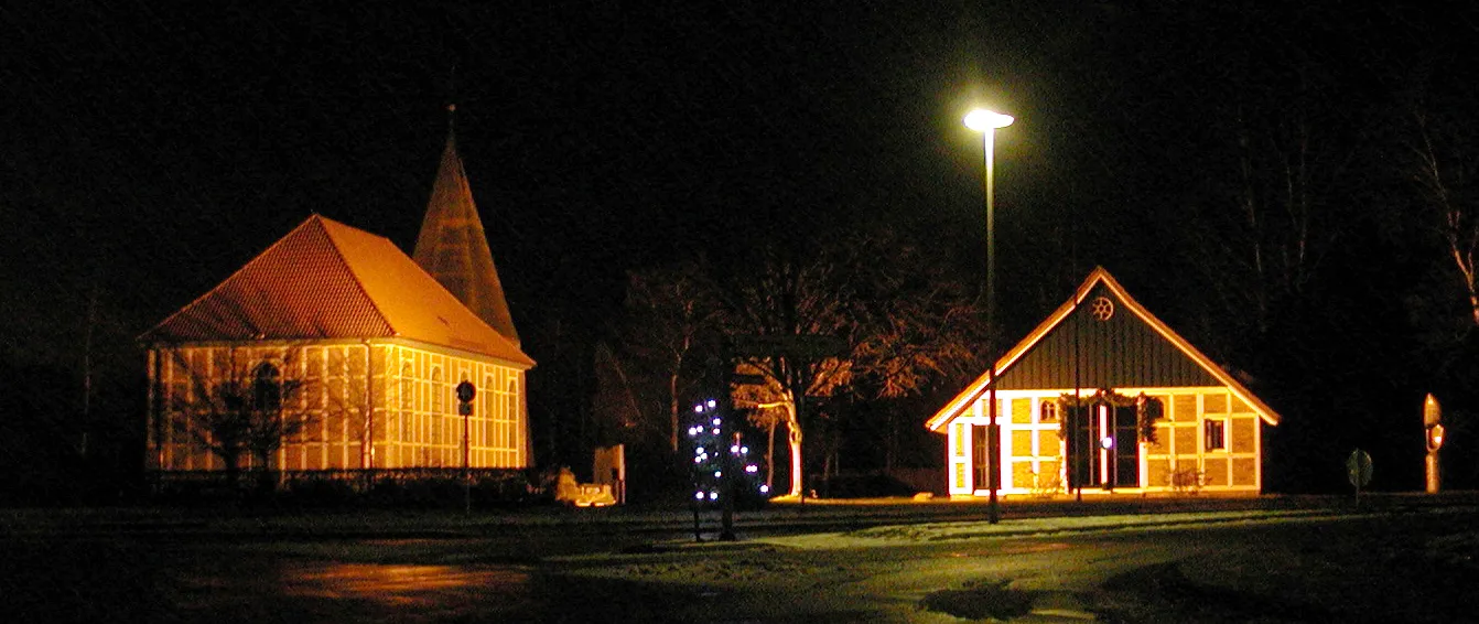 Photo showing: Die Kirche, das Museum der Holzschuhmacher und der große Holzschuh bei Nacht.