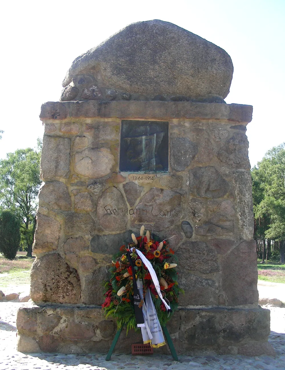 Photo showing: The Löns Stone commemorating local historian and writer, Hermann Löns, on the Wietzer Berg in heathland south of Müden/Örtze in north Germany