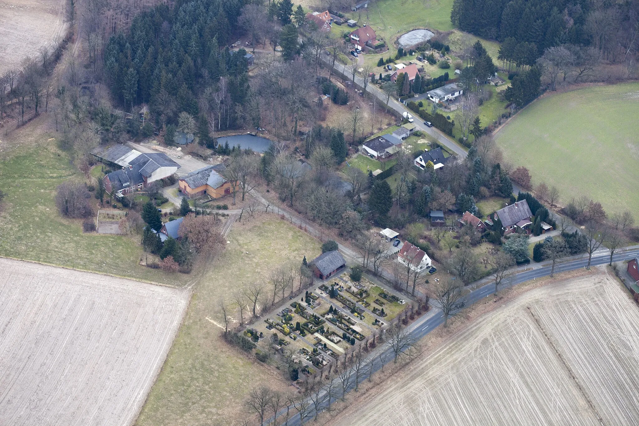 Photo showing: Luftaufnahme: der Friedhof von Wingst-Weißenmoor