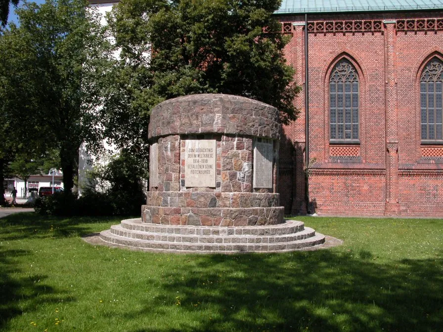 Photo showing: Kriegerdenkmal 1914-/18 in Rotenburg (Wümme) an der ev. Kirche