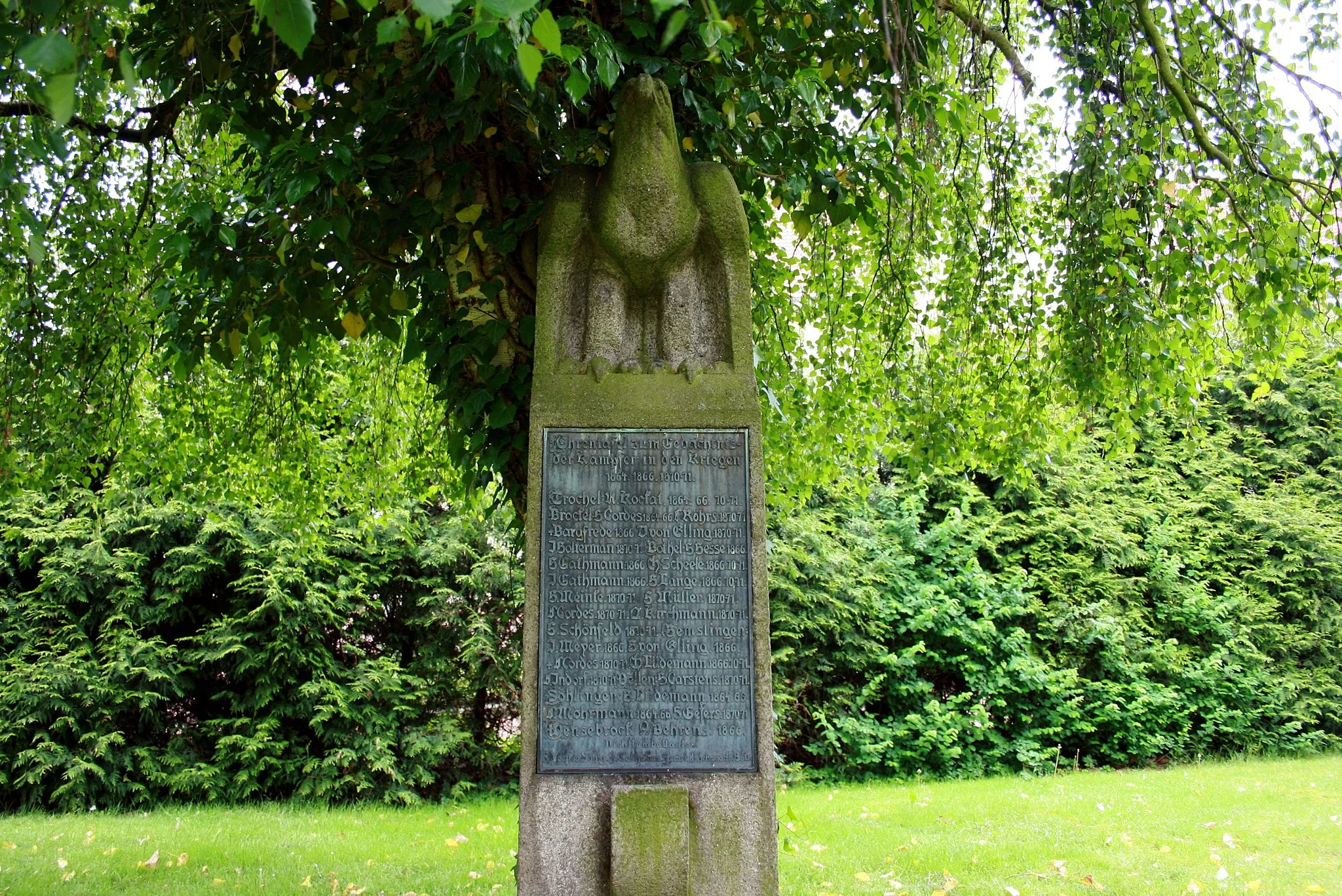 Photo showing: Kriegerdenkmal an der Heilig-Kreuz-Kirche in Brockel, Niedersachsen; vor 1912 von Architekt Emil Högg und Bildhauer Hermann Lüdecke (Bremen)