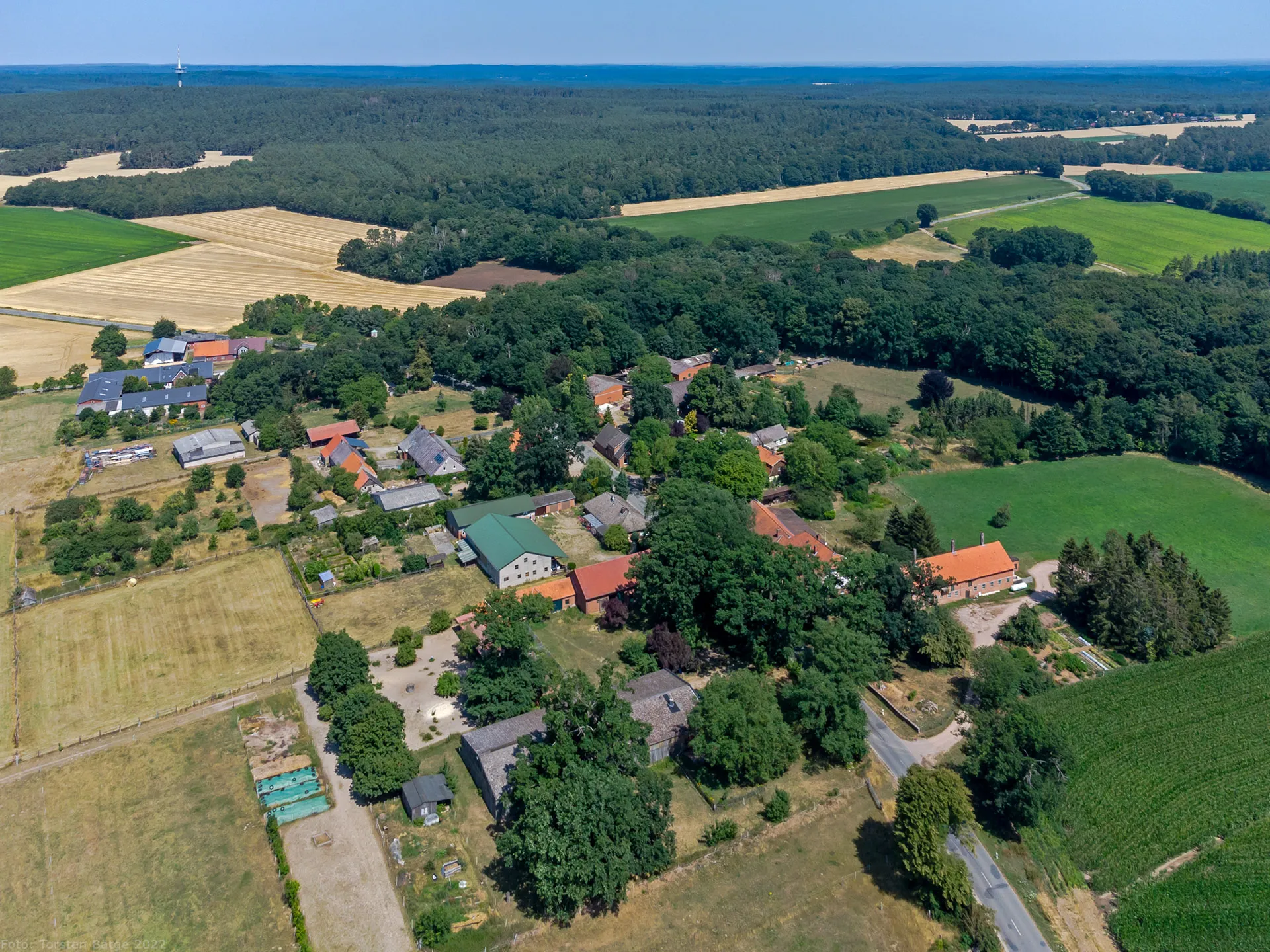 Photo showing: Luftbild von Hohenvolkfien. Das Dorf ist ein Ortsteil der Gemeinde Waddeweitz im Landkreis Lüchow-Dannenberg.