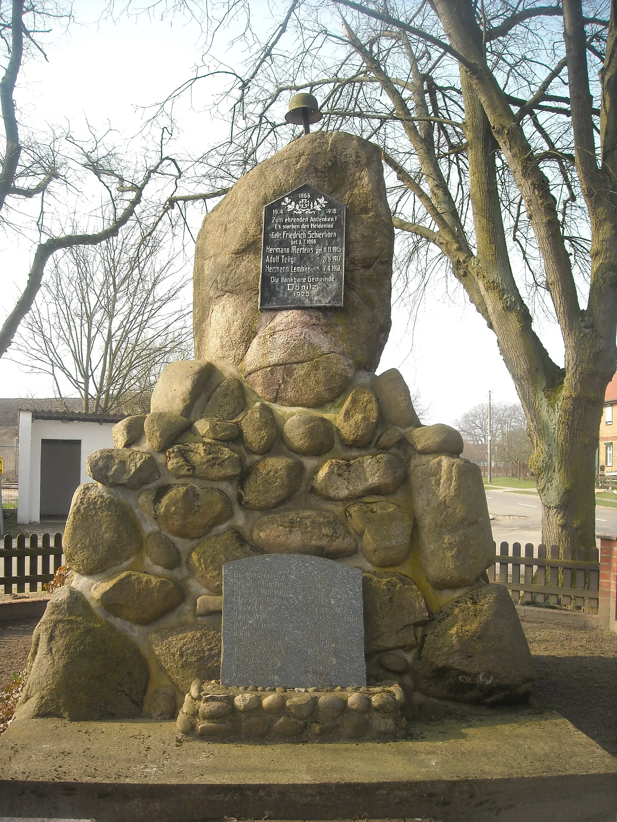 Photo showing: Denkmal für die Gefallenen des 1. und 2. Weltkrieges in Dönitz (Klötze)