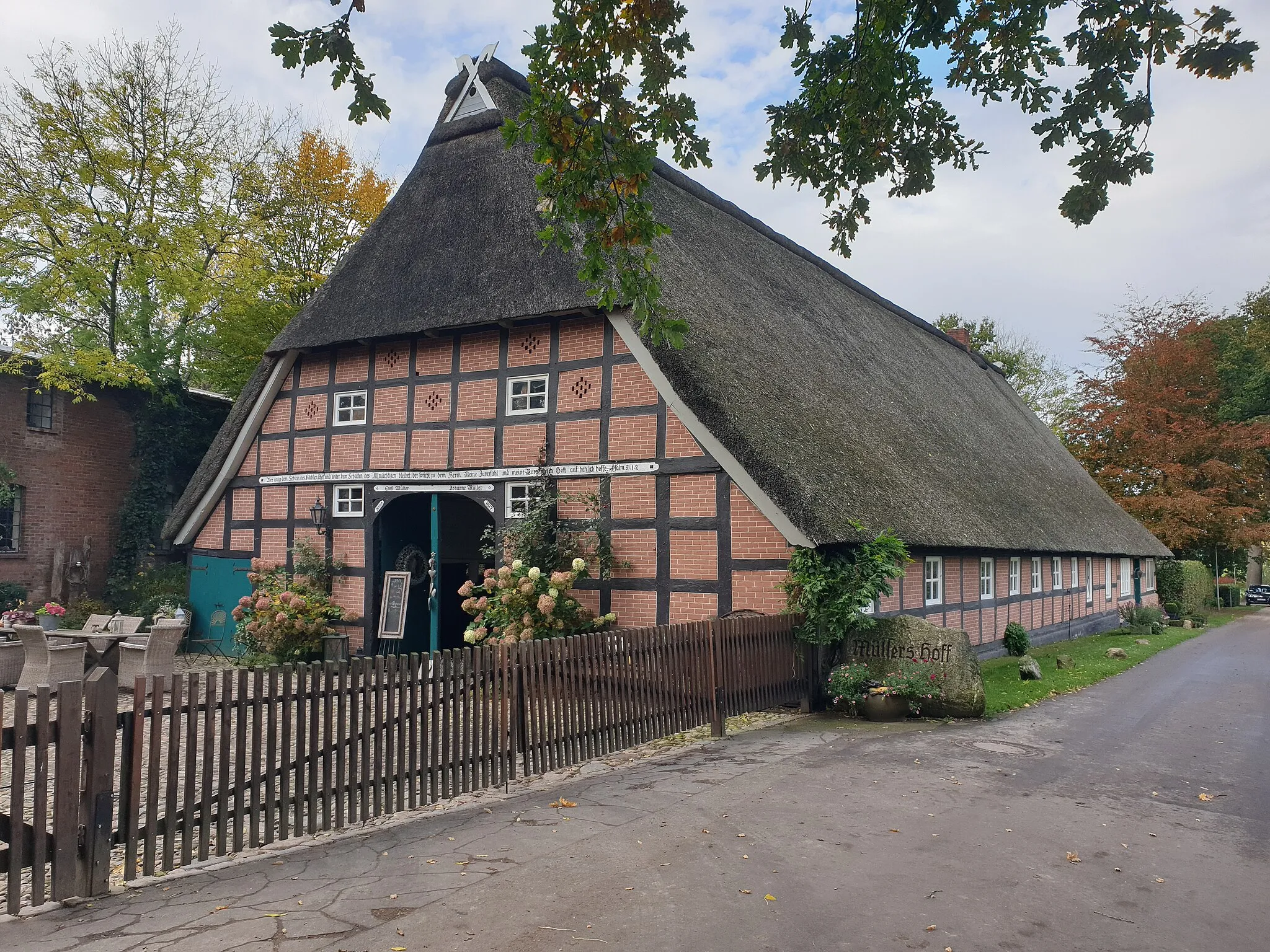 Photo showing: Denkmalgeschütztes Wohn-/Wirtschaftsgebäude Bevertal 3 in Farven: Hallenhaus im niedersächsischen Stil. Hofname: Müllers Hoff.