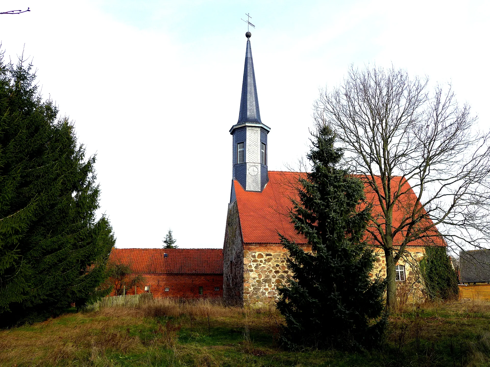Photo showing: Feldsteinkirche aus dem Jahre 1852 in Seebenau, Altmarkkreis Salzwedel. Die Kirche ist heute namenlos, die Bevölkerung will sich nicht mehr an den Namen erinnern. Äußerlich ist die Kirche in sehr gutem Allgemeinzustand, allerdings für die Bevölkerung nicht mehr zugänglich.